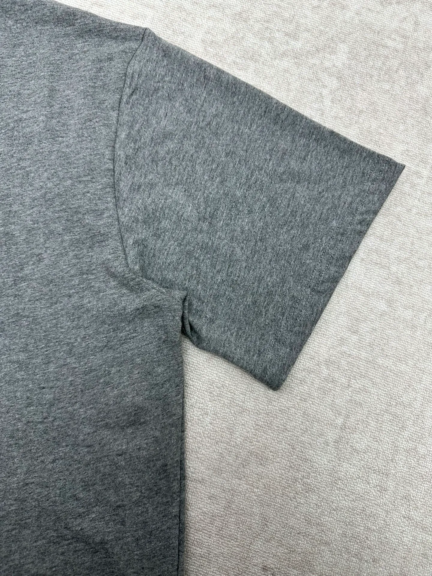 25ss New Arrival T Gray T Series ， ， ， 。 Gray ， Classic 。 Sizes：S.M.L.XL.
