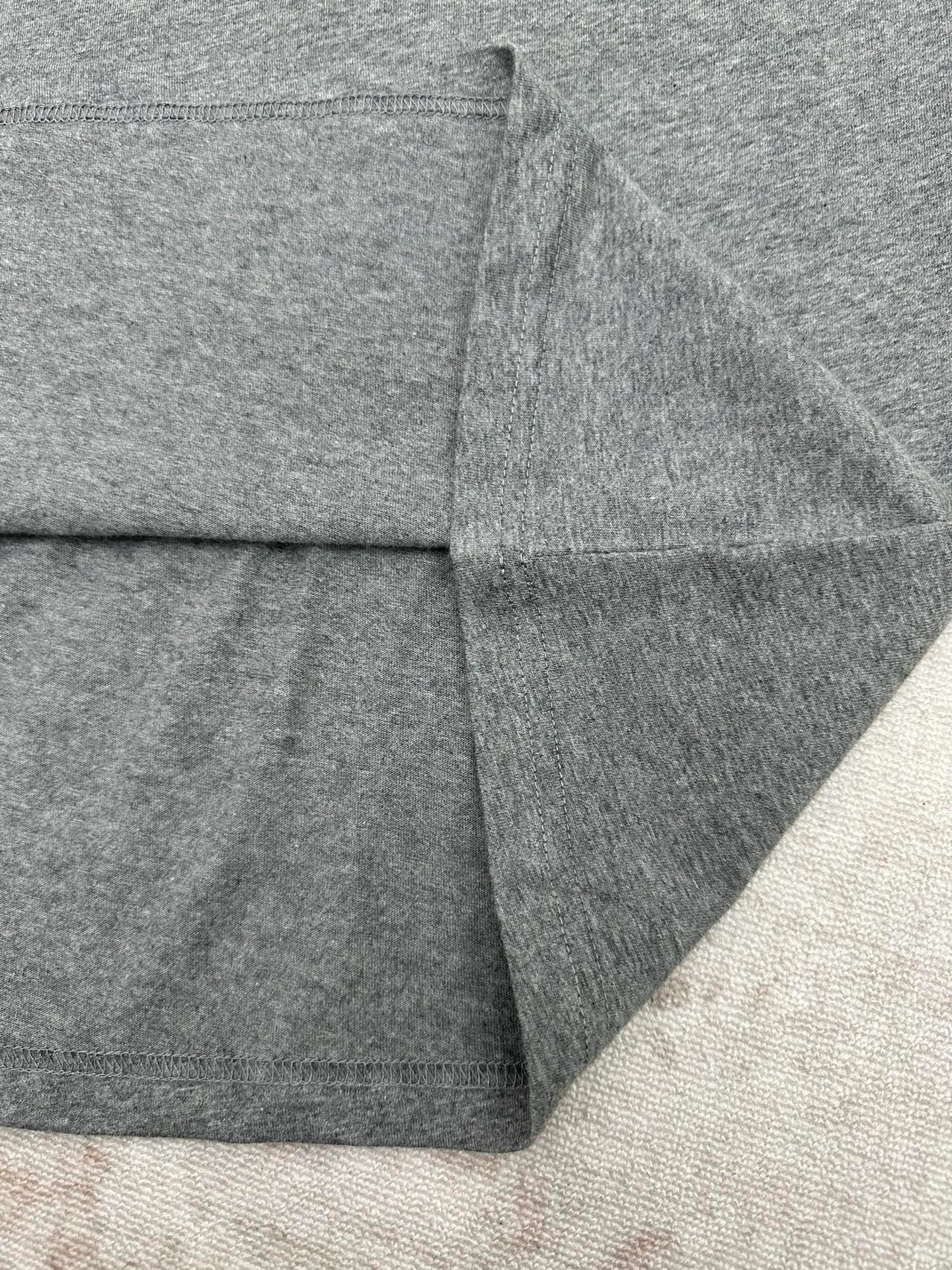 25ss New Arrival T Gray T Series ， ， ， 。 Gray ， Classic 。 Sizes：S.M.L.XL.