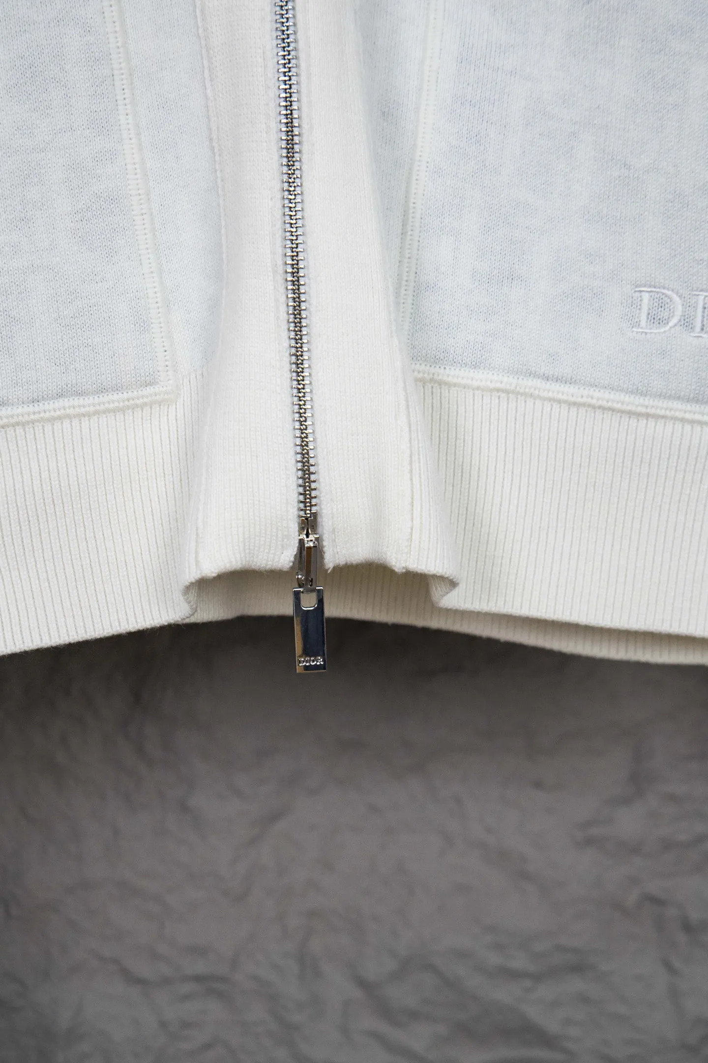 ：M 𝘾𝙝𝙧𝙞𝙨𝙩𝙞𝙖𝙣 𝘿𝙞𝙤𝙧 CD 24SS Authentic 50% 35% 15% logo ：White Gray Size：S M L