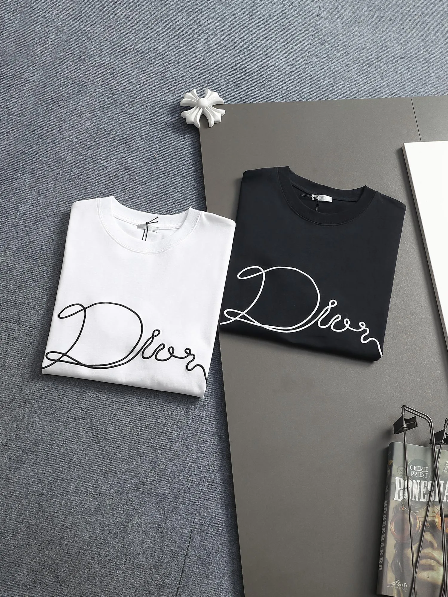 DIOR Logo ， Retro Same Style T Versatile : White Black Size：S M L XL