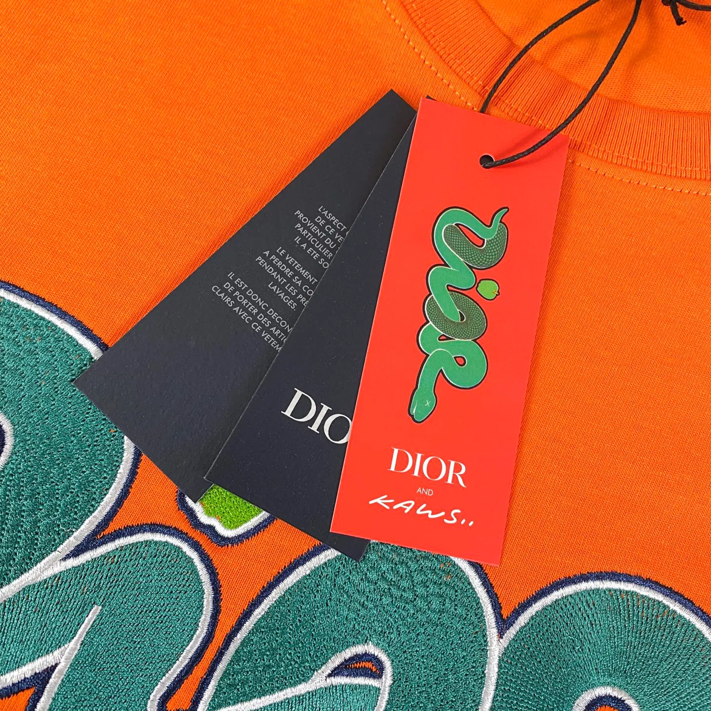 Dior DIOR✖️KAWS 25 New Arrival Series T : ， 32S ， ； 32s+70D ， g：95/ *5% 。 Breathable， ，Breathable ； ， ， 。 Breathable， ，Breathable ； 。 32 Premium ，70D ， ， 。 New Arrival Same Style ：White Orange Size：XS-L