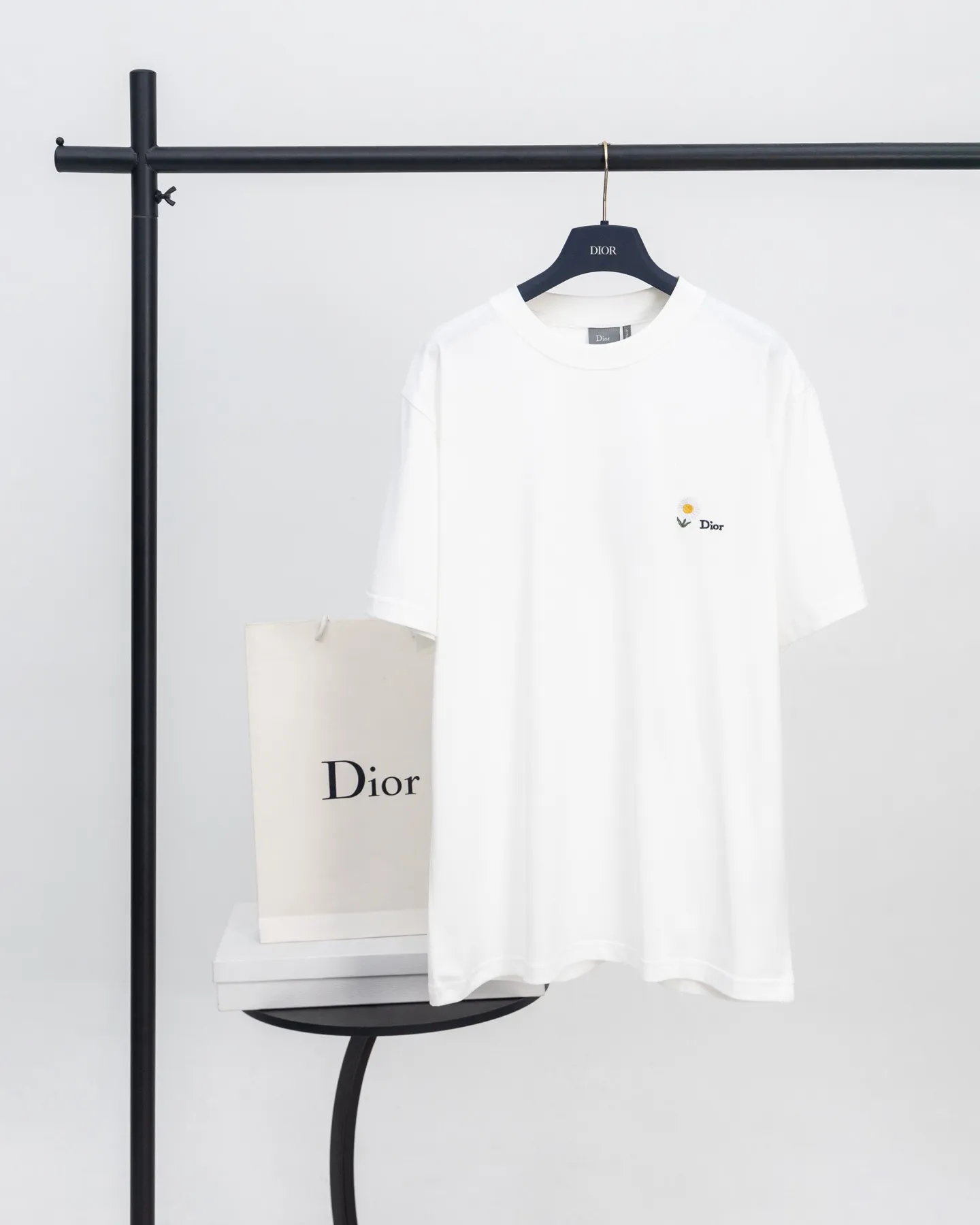 【 . Quality】 DIOR T T Series ， D 。 White ， ， 。 ， 。 ， 。 ， ， 。 ， ， 。 32 100% ( ) 1x 1 ( ) ：8879# ：White Size：XS S M L