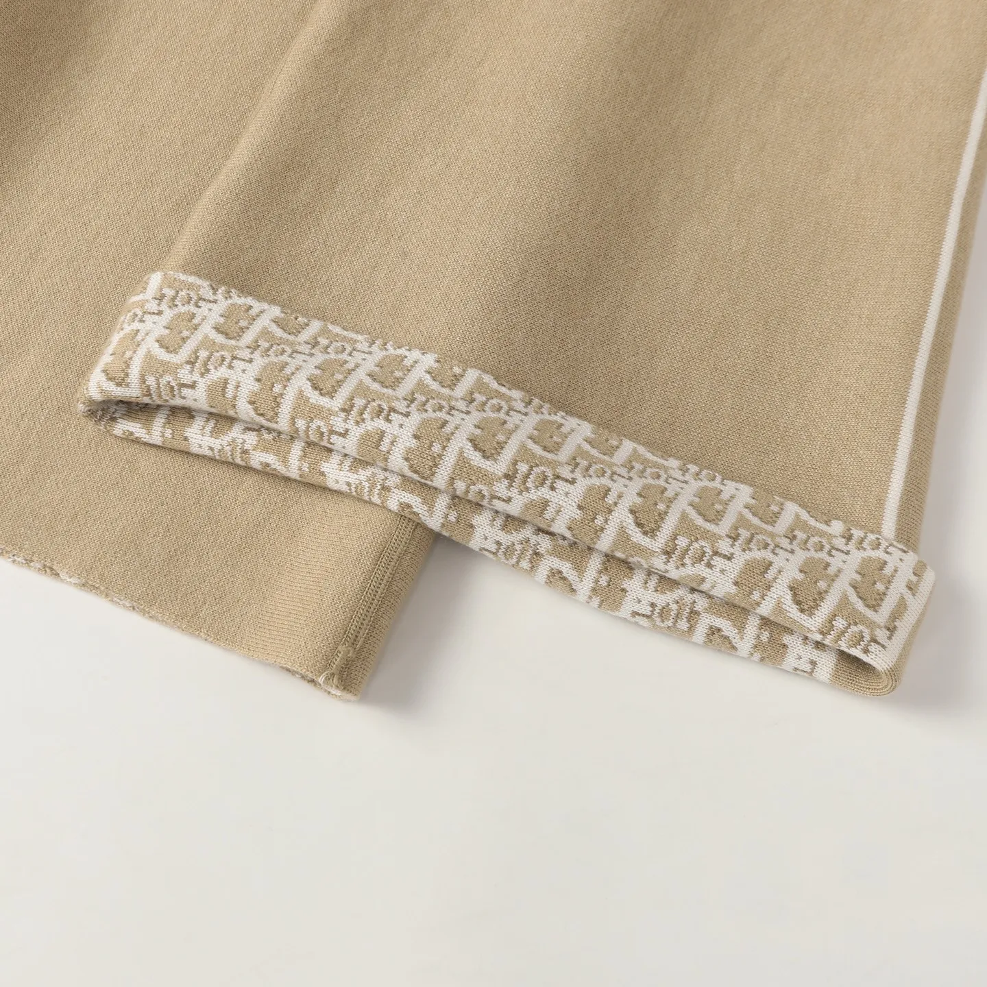 【 】 CD 25FW （Khaki ） ， 。 ， ， 。 ， 。Classic ， 。 ， 。 ， Breathable 。 ， Premium Quality， 。 Size:S/M/L