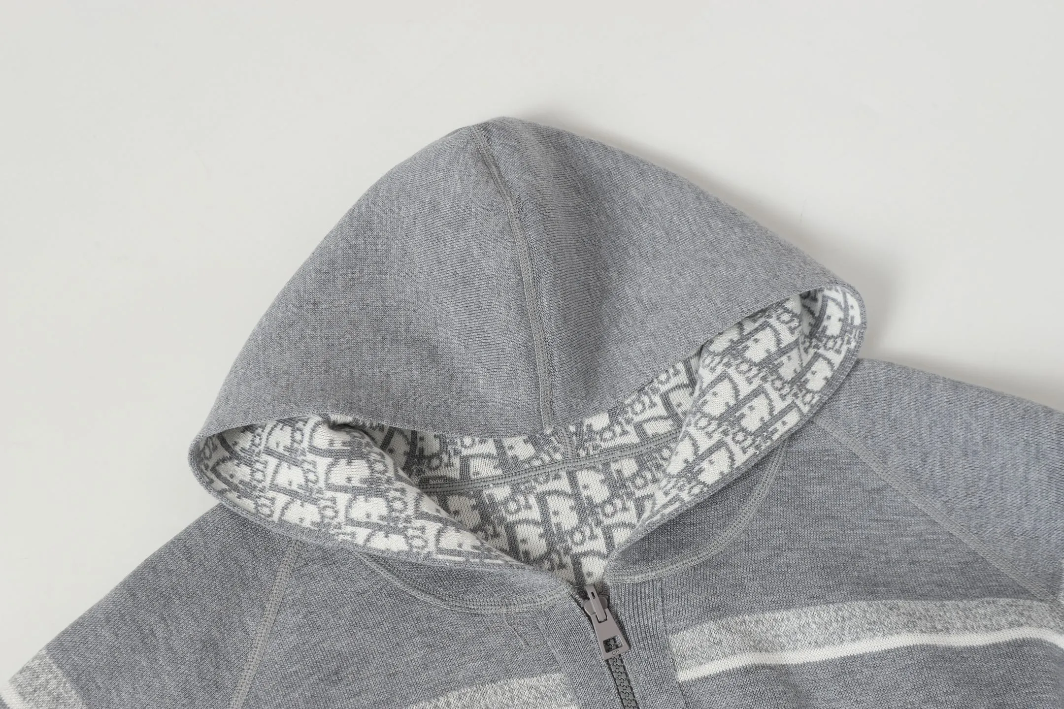 DIOR/ (Light Gray ) 22, ， ， 。 ， 。 ， Blue ， Oblique ， Cistian 。 ， 。 ， ， 。 。 ， ， Classic 。 ：Navy Blue Gray Light Gray Size：S M L