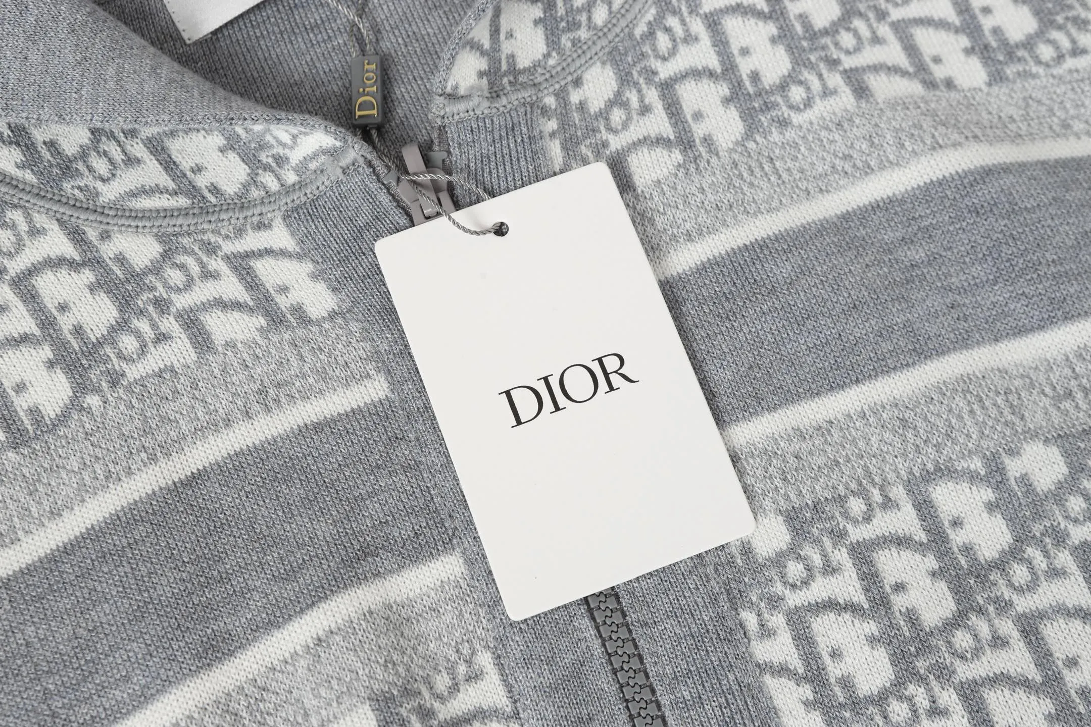 DIOR/ (Light Gray ) 22, ， ， 。 ， 。 ， Blue ， Oblique ， Cistian 。 ， 。 ， ， 。 。 ， ， Classic 。 ：Navy Blue Gray Light Gray Size：S M L