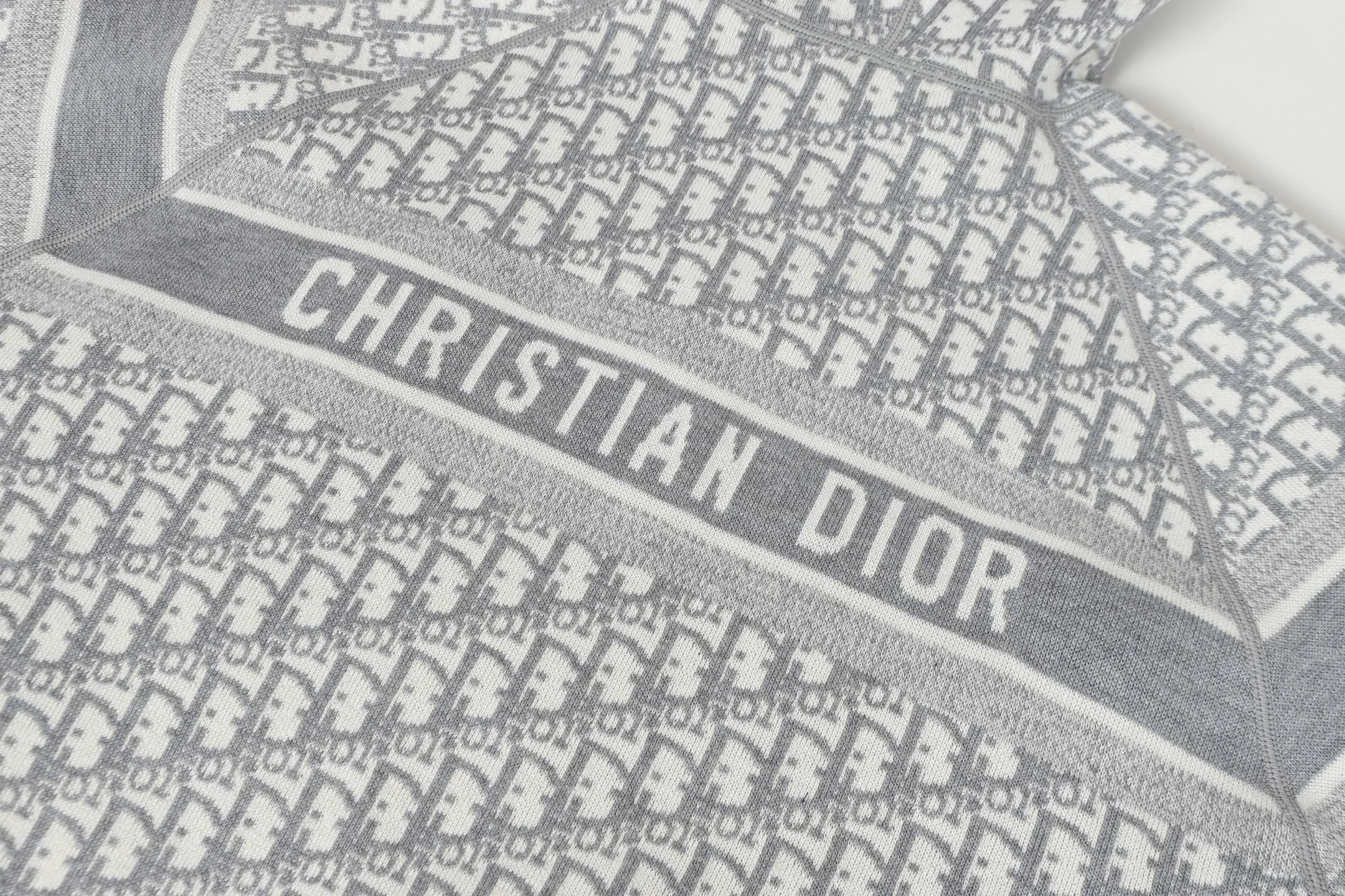 DIOR/ (Light Gray ) 22, ， ， 。 ， 。 ， Blue ， Oblique ， Cistian 。 ， 。 ， ， 。 。 ， ， Classic 。 ：Navy Blue Gray Light Gray Size：S M L