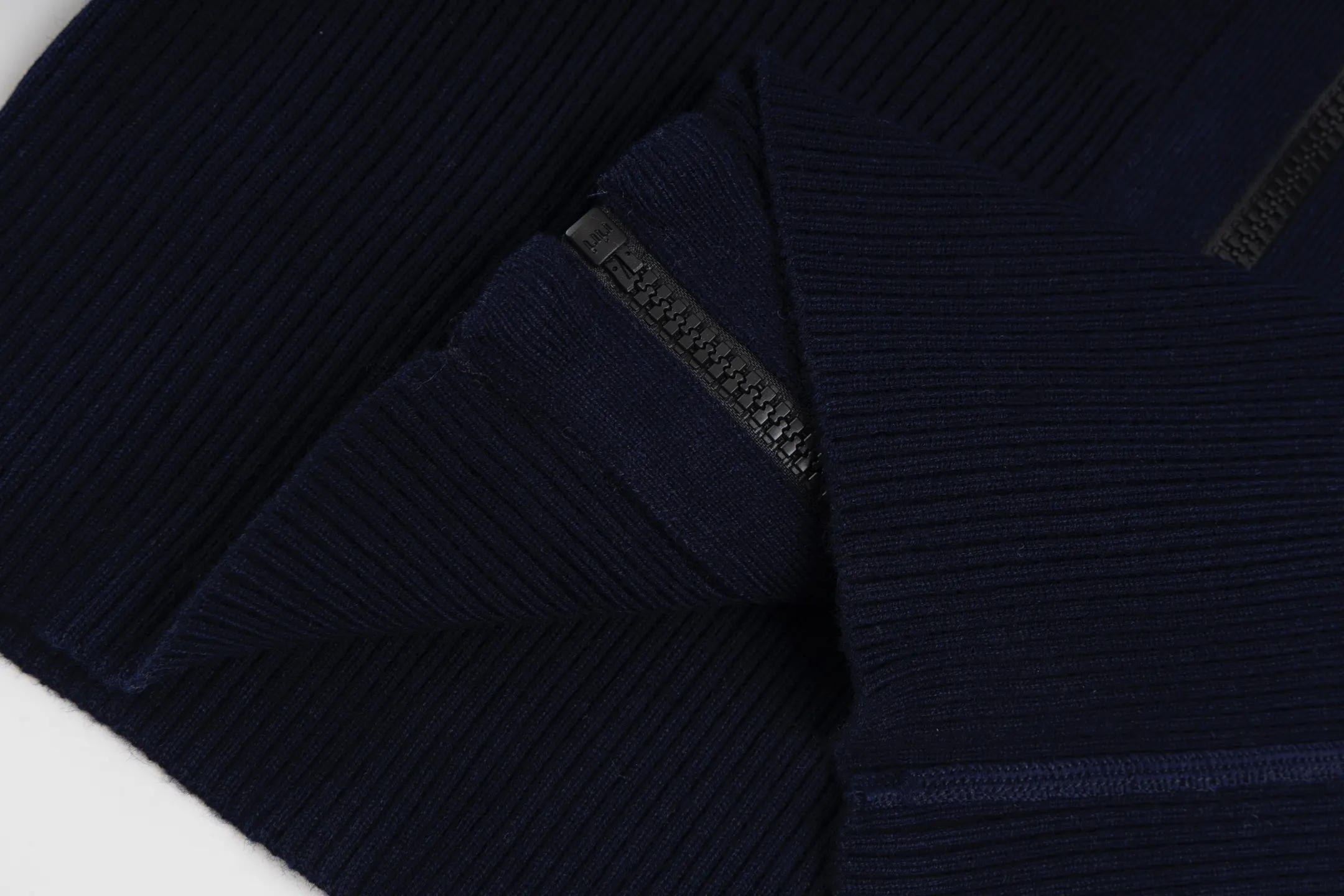 CD 25FW （Navy Blue ） 32,000 ， ，DIOR Classic ， ： Gray ， Oblique 。 ， 。 、 ， 。 。 ， 。 Series Oblique ， ， DIOR 。 Size:S/M/L