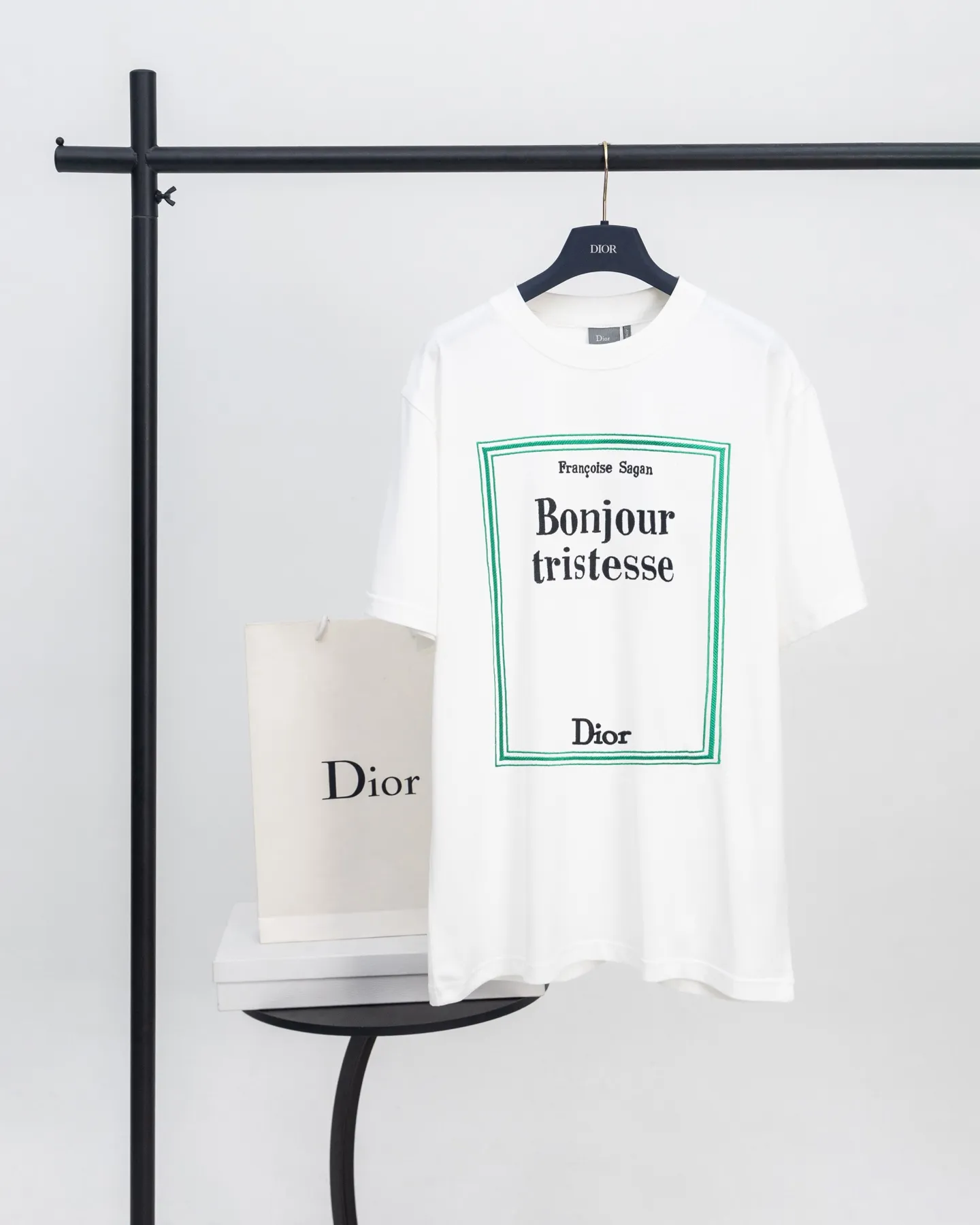 【 . Quality】 DIOR Book Cover T ：15 G ：32 G T Classic ， << ， >> ， 。 White Green ， 。 ， 。 15 ， 。 ， 。 32 ， ， 。 《 ， 》 ， ： 14 ， ； 。 ， 。 ：8878# ：White Size：XS S M L