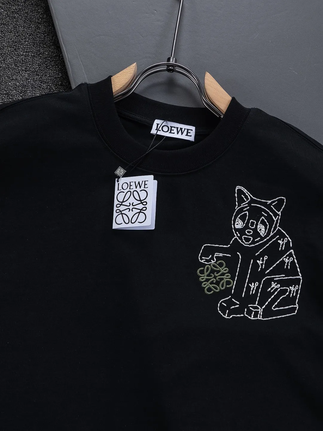 DIOR Dior dior CD S-XL Dior 26ss LOEWE X Louis Wain 🐱🪡 logo ， LOEWE Louis Wain ， ! ， ， 。 、 ， g Quality ， s ， ， ， y …… ， ， Dior ！ ， ， ， Breathable ~ ！！ Same Style！ : Black White Pink Size：S-XL ： S： 50- 56- 70 M： 52- 57- 72 L： 54- 59- 74 XL： 56- 62- 76