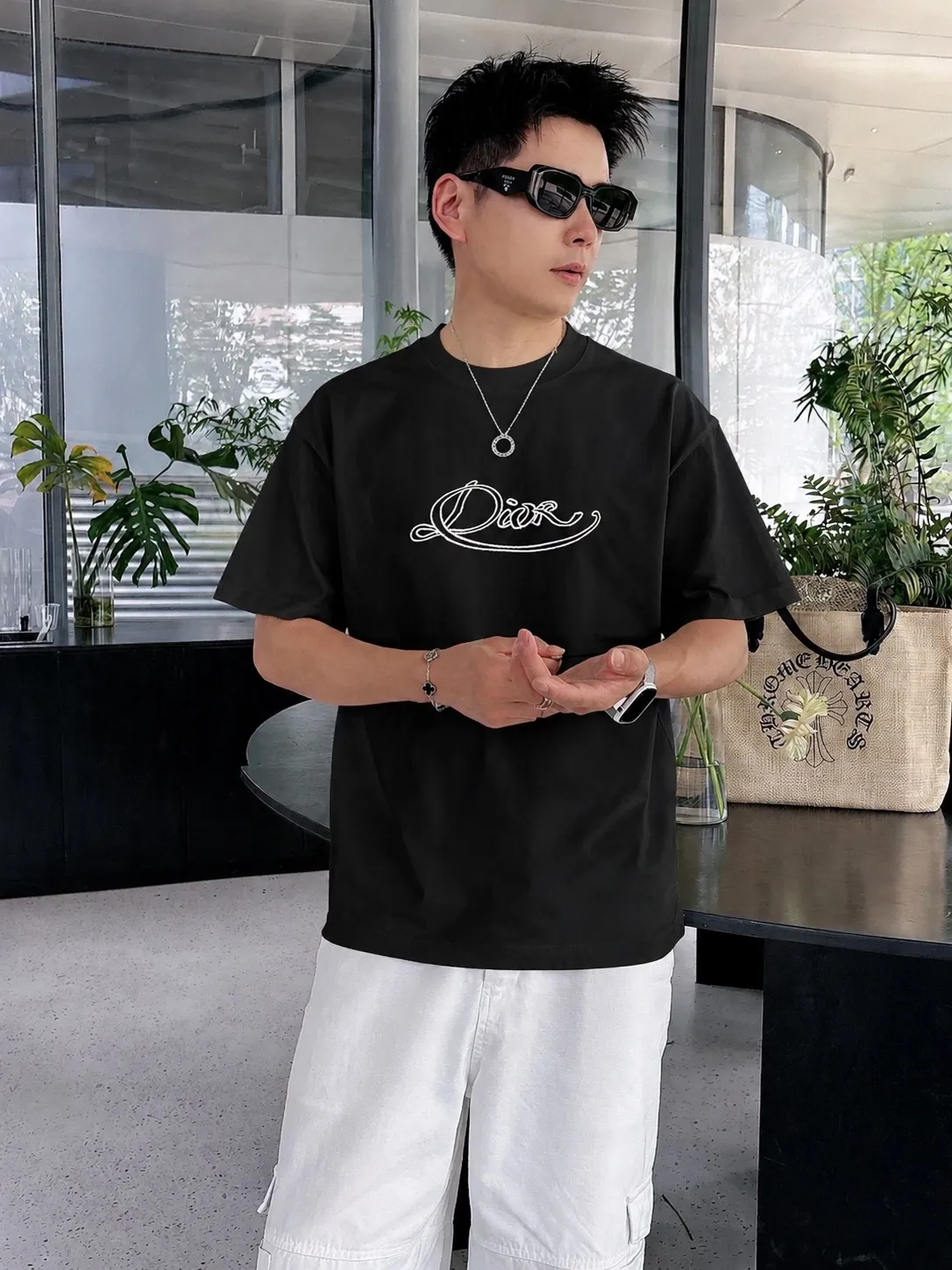 dio~ Dior letter signature embroidery, official Same Style "differentiated currency fabrics" Double yarn pure cotton, tight yarn short-sleeved tee upper body is very comfortable, Same Style half sleeves for men and women, dropped shoulders and loose fit Color: Black White Coffee Brown Size: S (90-130 pounds) M (125-150 pounds) L (135-165 pounds) XL (160-190 pounds) XXL (185 pounds)