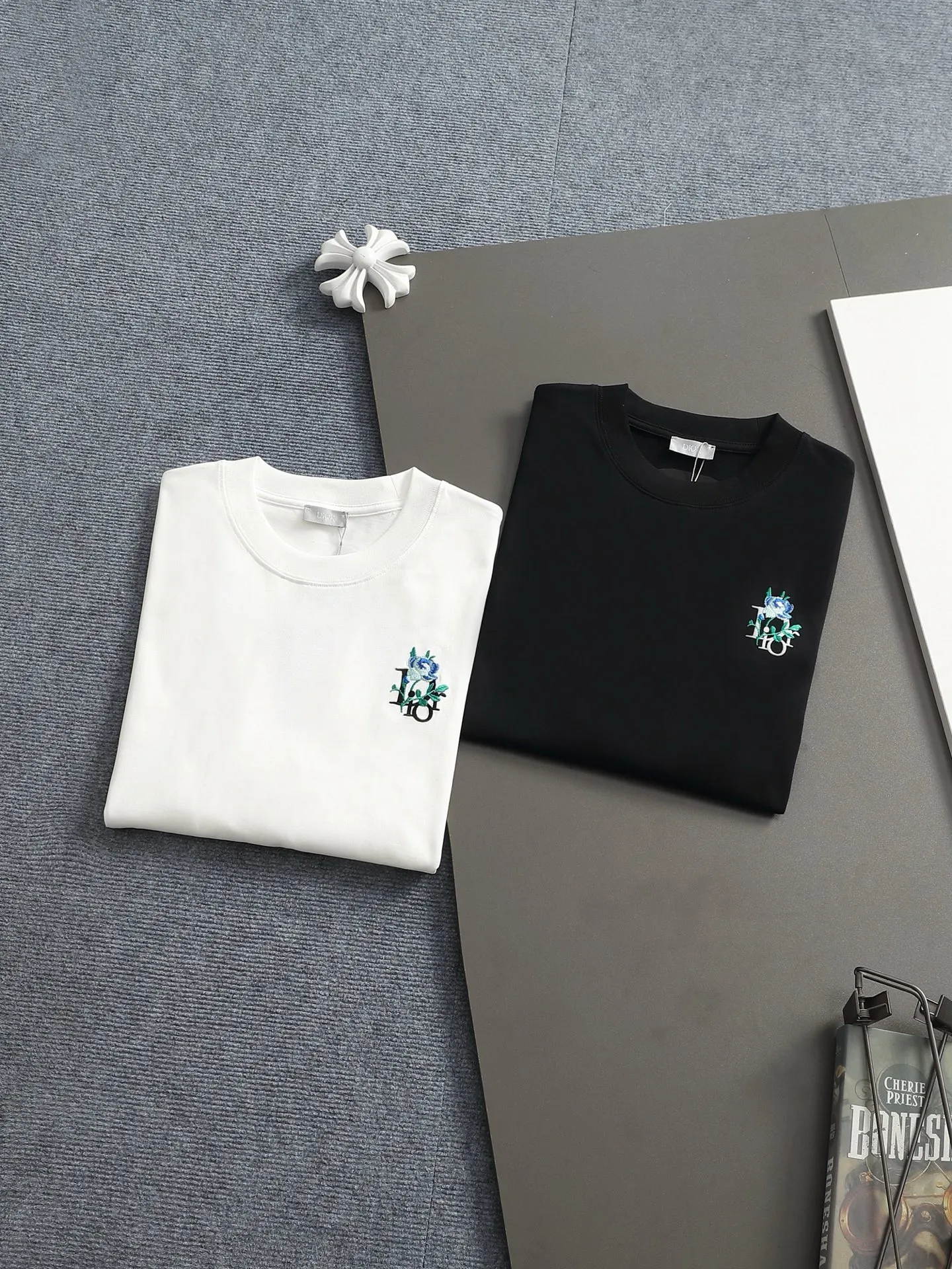 DIOR CD Classic 🪡 Logo ， Retro Same Style T Versatile : Black White Size：S M L XL