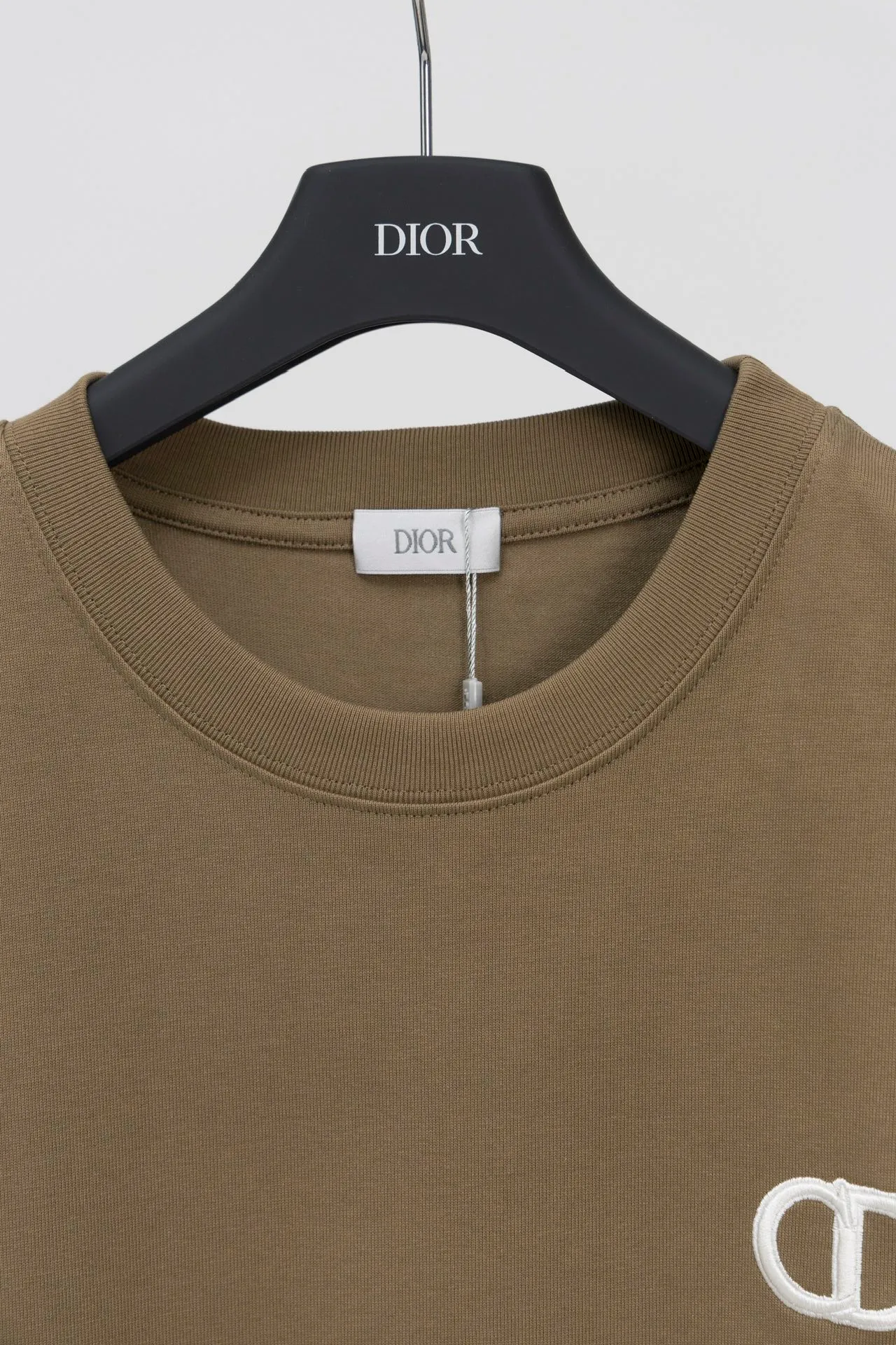 【 . Quality】 DIOR CD Classic T 32 100% ( ) 1x 1 ( ) 1:1 1:1 ( ) ：8815# ：White Black Blue Brown Gray Size：XS S M L