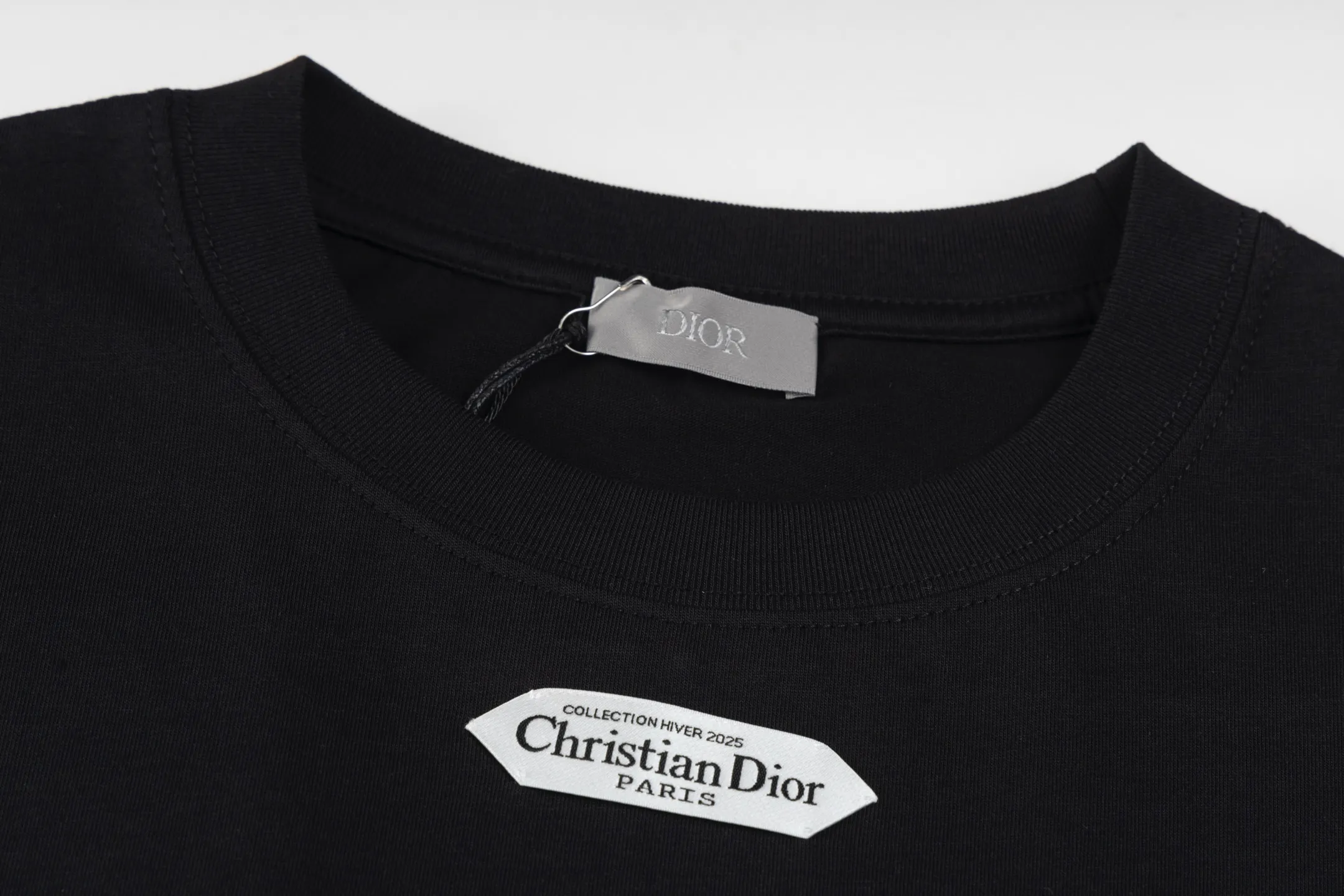 【 】 CD 25FW （Black） 24S 185g ， 32S g 。 T Series ， CD Paris ， 。 Black ， ， ， 。 24 ， ， Quality 。 ， 、Breathable 、 、 ； 、 、 。 ， ；Black White ， 。 ， 。 Size:XS/S/M/L