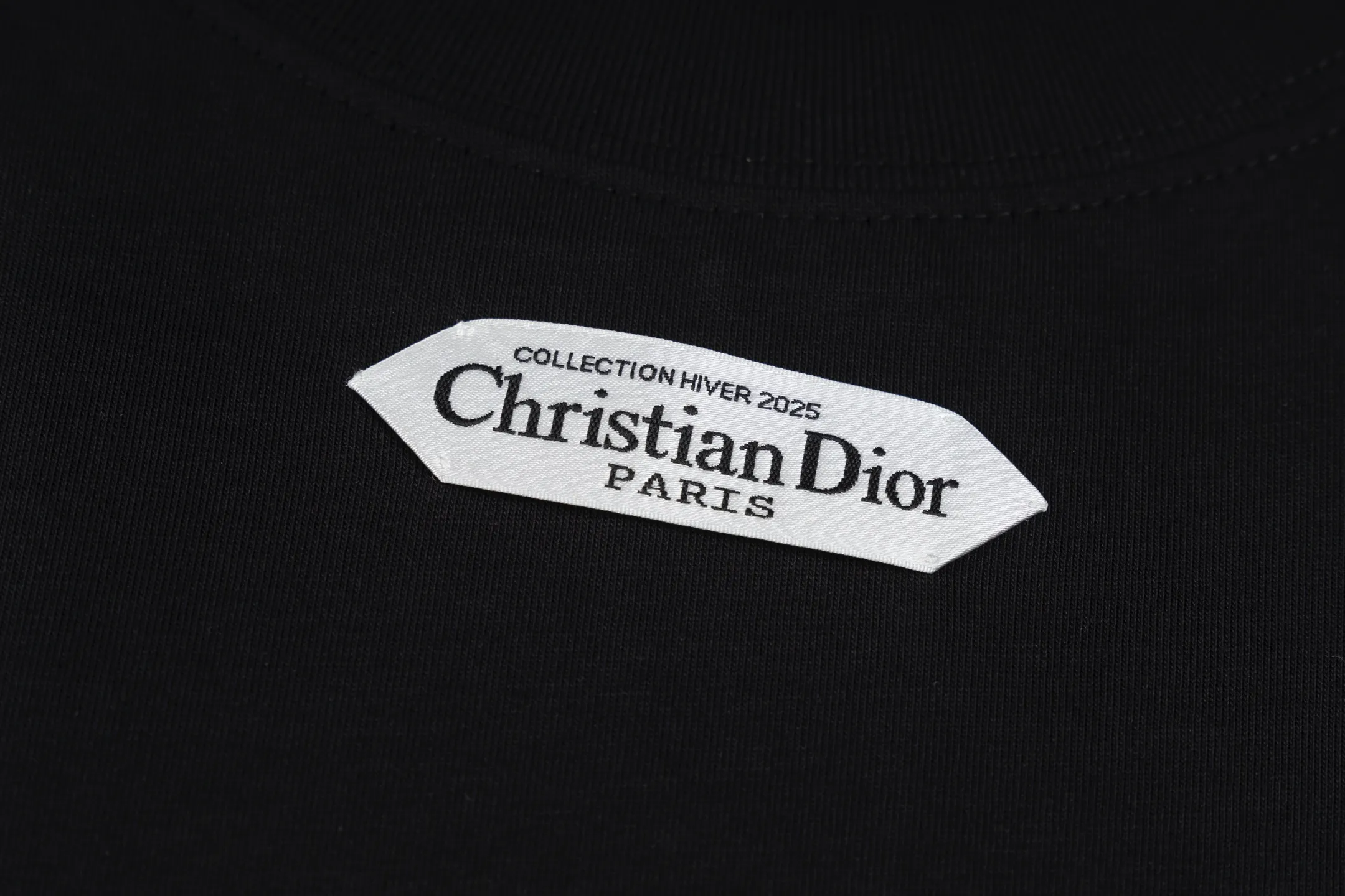 【 】 CD 25FW （Black） 24S 185g ， 32S g 。 T Series ， CD Paris ， 。 Black ， ， ， 。 24 ， ， Quality 。 ， 、Breathable 、 、 ； 、 、 。 ， ；Black White ， 。 ， 。 Size:XS/S/M/L