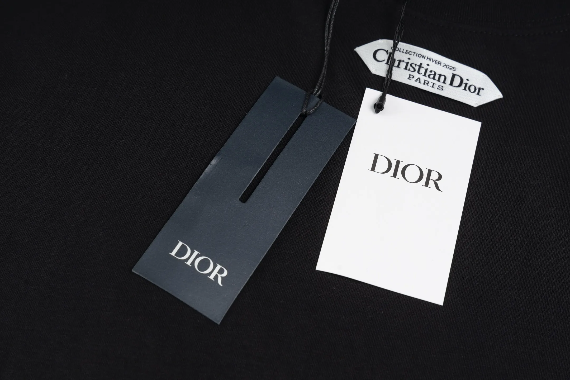 【 】 CD 25FW （Black） 24S 185g ， 32S g 。 T Series ， CD Paris ， 。 Black ， ， ， 。 24 ， ， Quality 。 ， 、Breathable 、 、 ； 、 、 。 ， ；Black White ， 。 ， 。 Size:XS/S/M/L