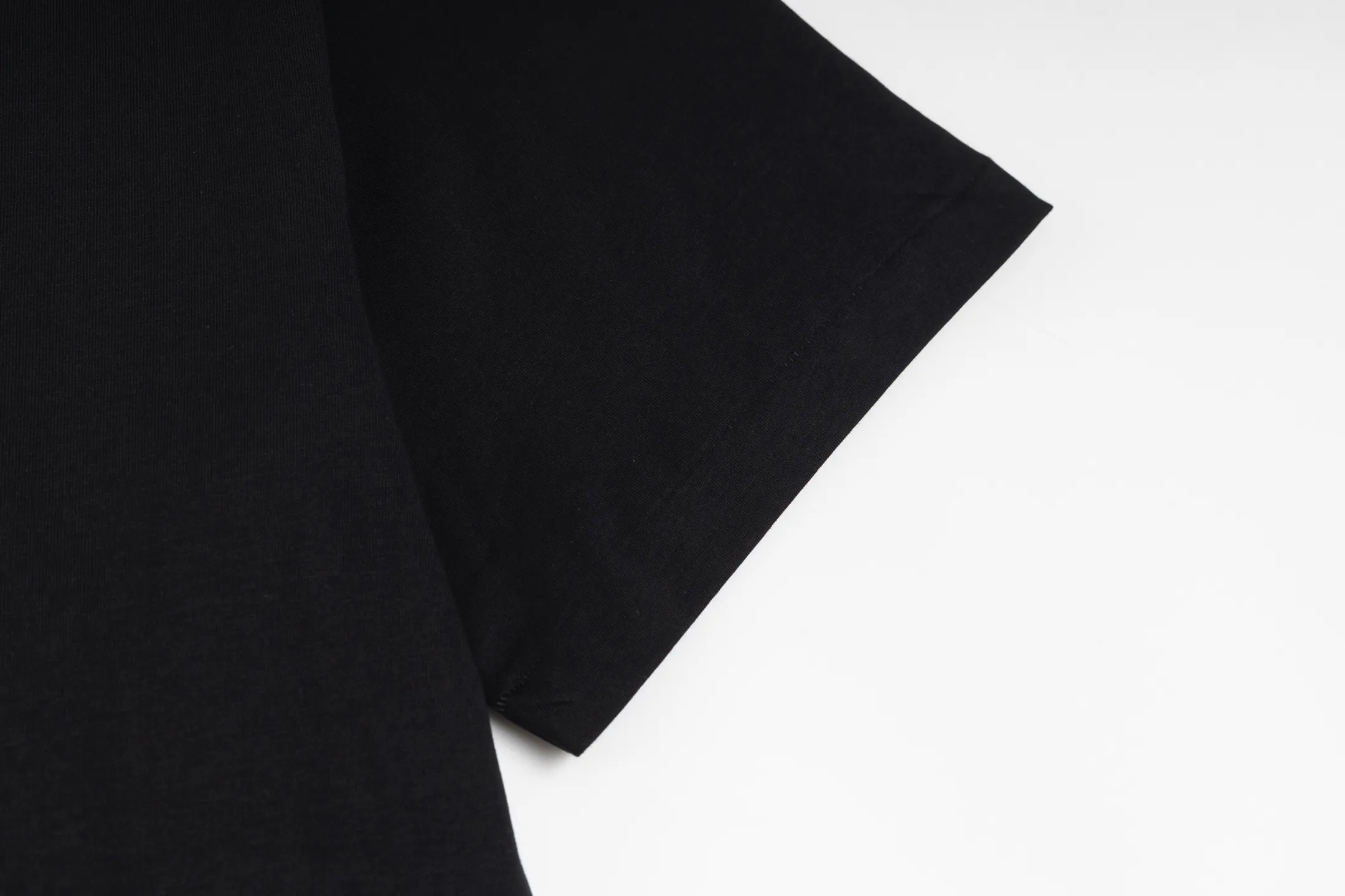 【 】 CD 25FW （Black） 24S 185g ， 32S g 。 T Series ， CD Paris ， 。 Black ， ， ， 。 24 ， ， Quality 。 ， 、Breathable 、 、 ； 、 、 。 ， ；Black White ， 。 ， 。 Size:XS/S/M/L