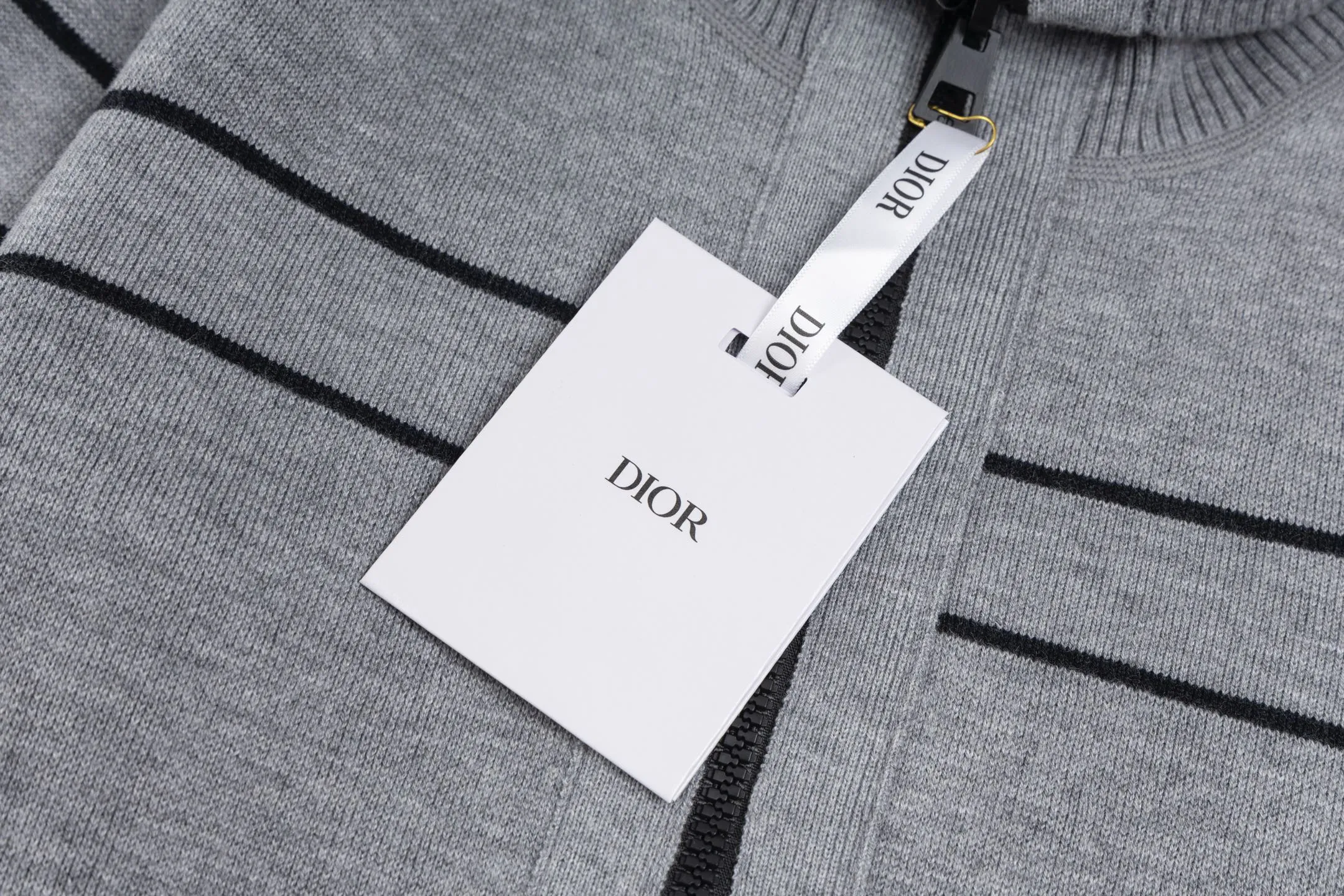 【 】 CD 25FW 32,000 ， ，DIOR Classic ， ： Gray ， Oblique 。 ， 。 、 ， 。 。 ， 。 Series Oblique ， ， DIOR 。 Size:S/M/L