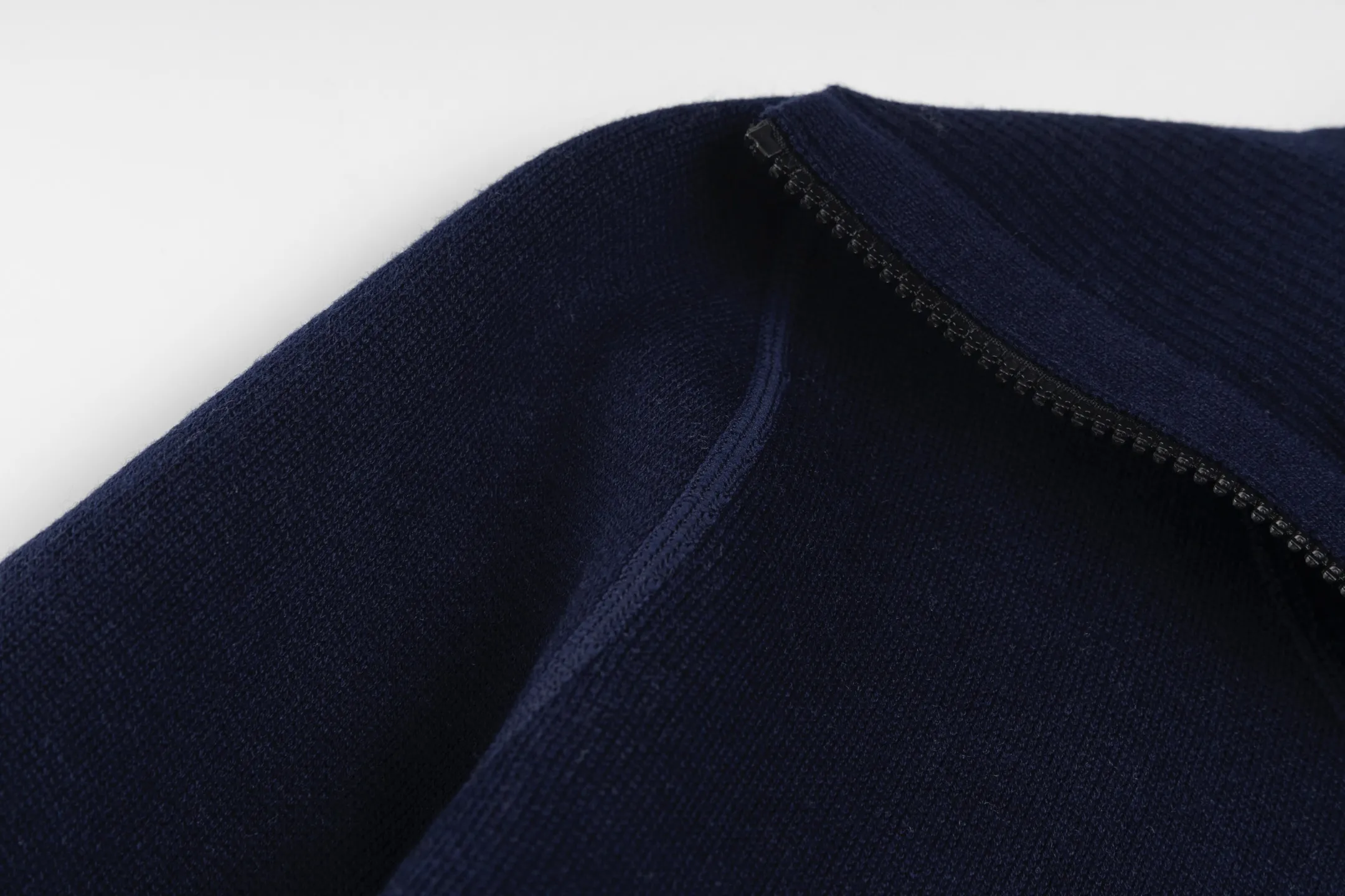 【 】 CD 25FW （Navy Blue ） 32,000 ， ，DIOR Classic ， ： Gray ， Oblique 。 ， 。 、 ， 。 。 ， 。 Series Oblique ， ， DIOR 。 Size:S/M/L
