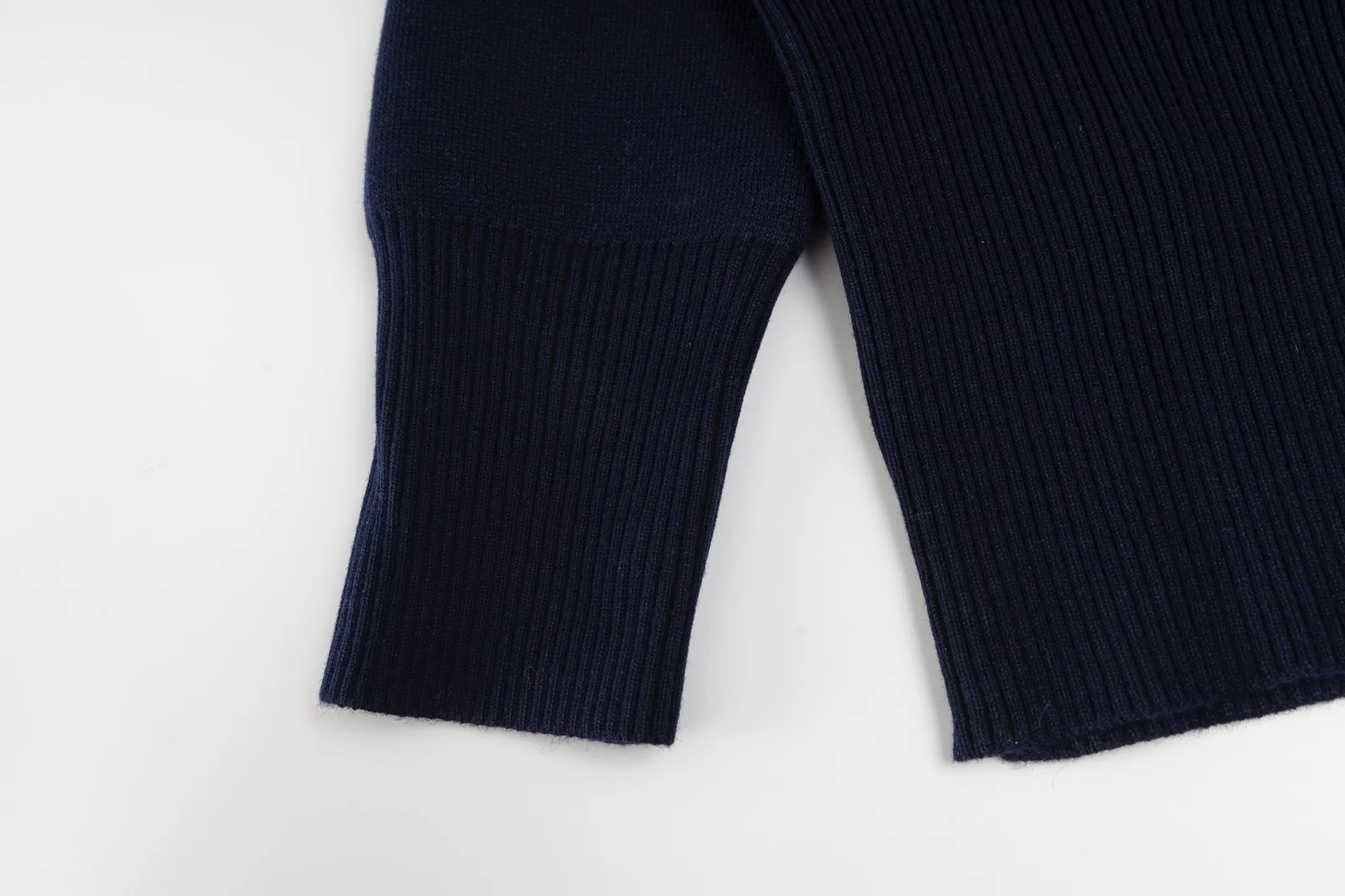 【 】 CD 25FW （Navy Blue ） 32,000 ， ，DIOR Classic ， ： Gray ， Oblique 。 ， 。 、 ， 。 。 ， 。 Series Oblique ， ， DIOR 。 Size:S/M/L
