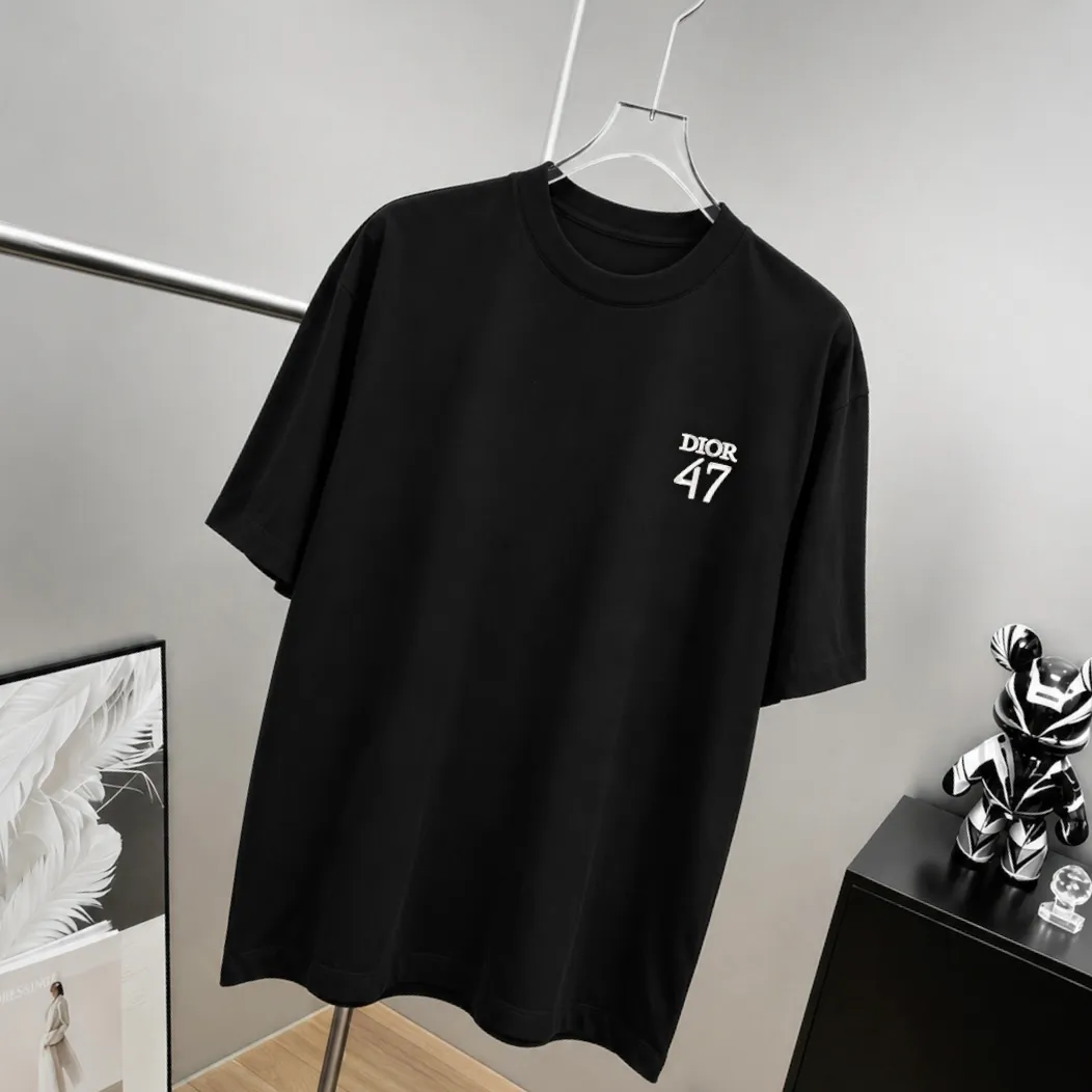 dio~ Dior letter signature embroidery, official Same Style "differentiated currency fabrics" Double yarn pure cotton, tight yarn short-sleeved tee upper body is very comfortable, Same Style half sleeves for men and women, dropped shoulders and loose fit Color: Black White Coffee Brown Size: S (90-130 pounds) M (125-150 pounds) L (135-165 pounds) XL (160-190 pounds) XXL (185 pounds)