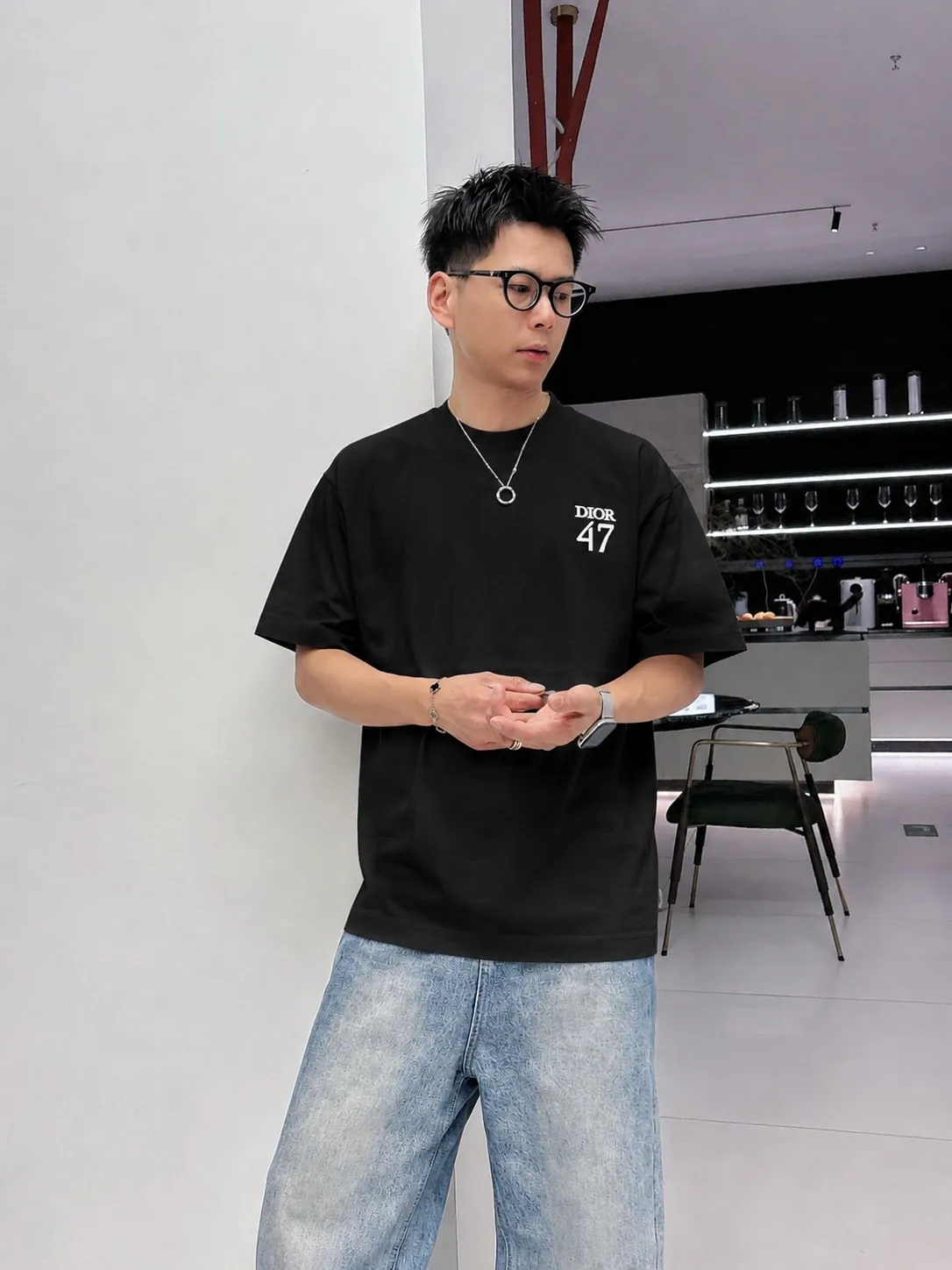 dio~ Dior letter signature embroidery, official Same Style "differentiated currency fabrics" Double yarn pure cotton, tight yarn short-sleeved tee upper body is very comfortable, Same Style half sleeves for men and women, dropped shoulders and loose fit Color: Black White Coffee Brown Size: S (90-130 pounds) M (125-150 pounds) L (135-165 pounds) XL (160-190 pounds) XXL (185 pounds)