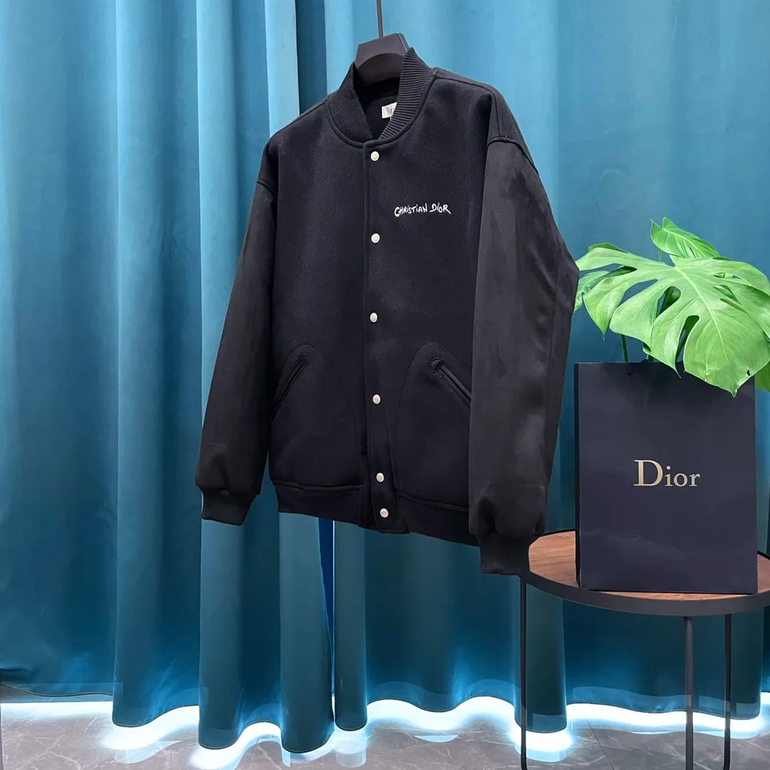 Dior➡️ 2025ss ， 。 LV ， ， 。 1 ， 。 ， 。Premium ！ ！ Quality！ Size：M L XL XXL