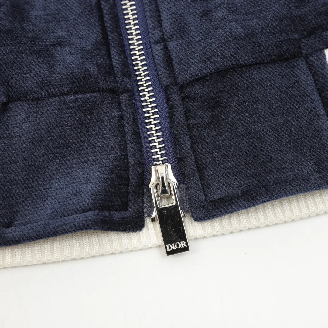 DIOR X KAWS KAWS 2025 Series”Out ofice“ 。 Series Kim Jones KAWS ， Classic KAWS ， 。Series ”“ ， ， ， 。 Series 2025 1 2 ， 。 Size：XS-L