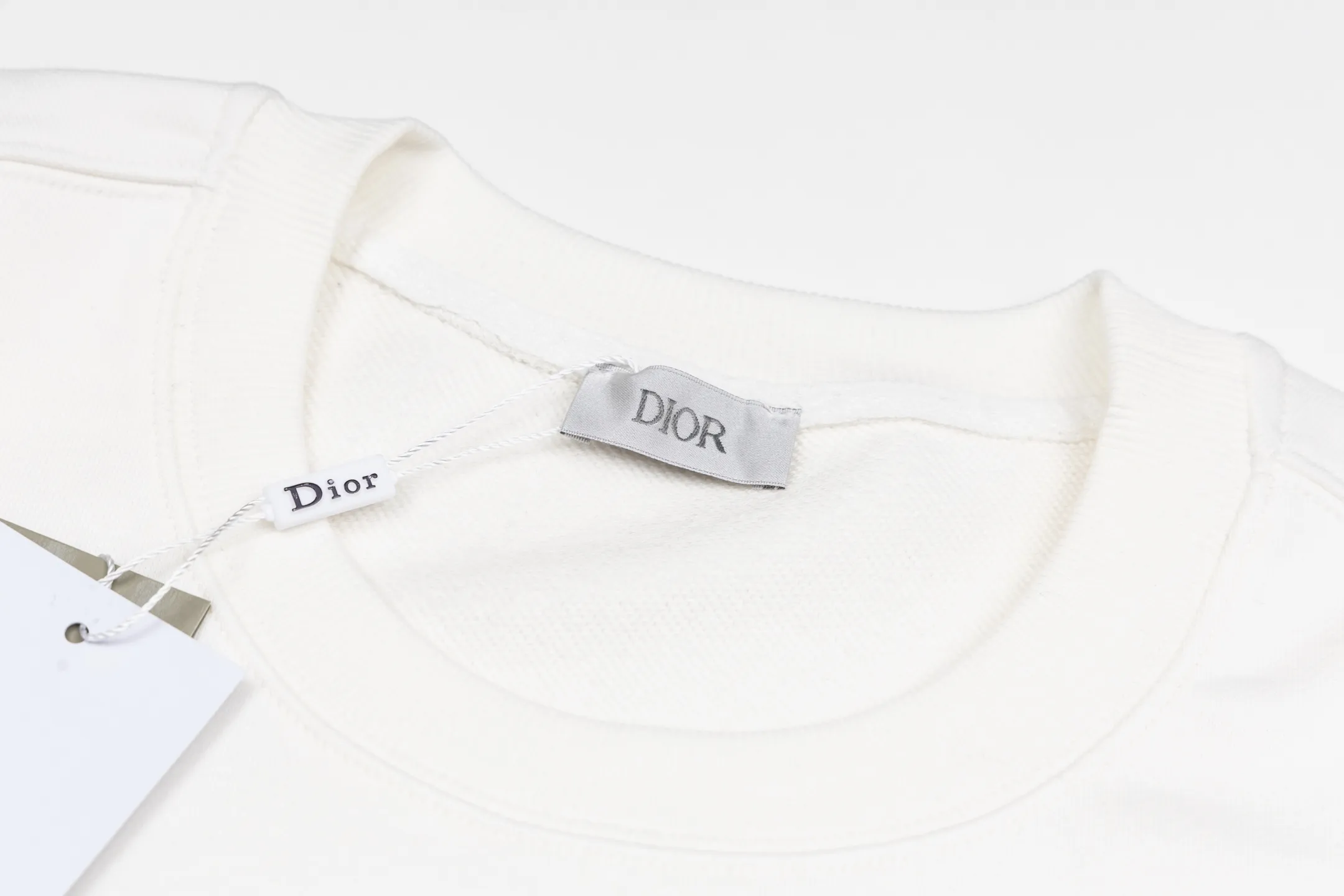 CD （White） White ， ， 。 100% ， Breathable 。 ， CD Icon ， 。 、 ， ， 。 ， Quality 。 ， ， 。 Size:S-M-L-XL