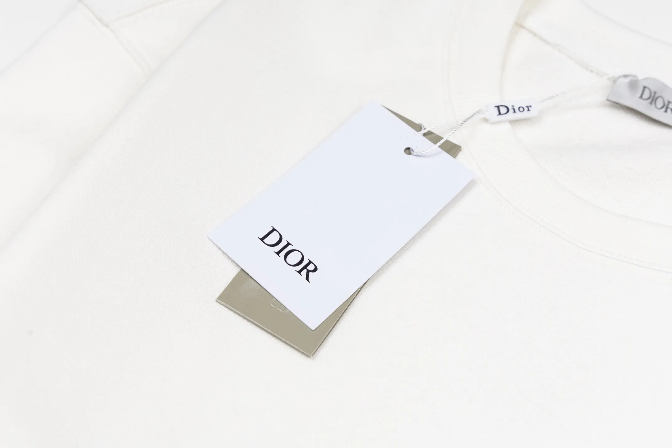 CD （White） White ， ， 。 100% ， Breathable 。 ， CD Icon ， 。 、 ， ， 。 ， Quality 。 ， ， 。 Size:S-M-L-XL