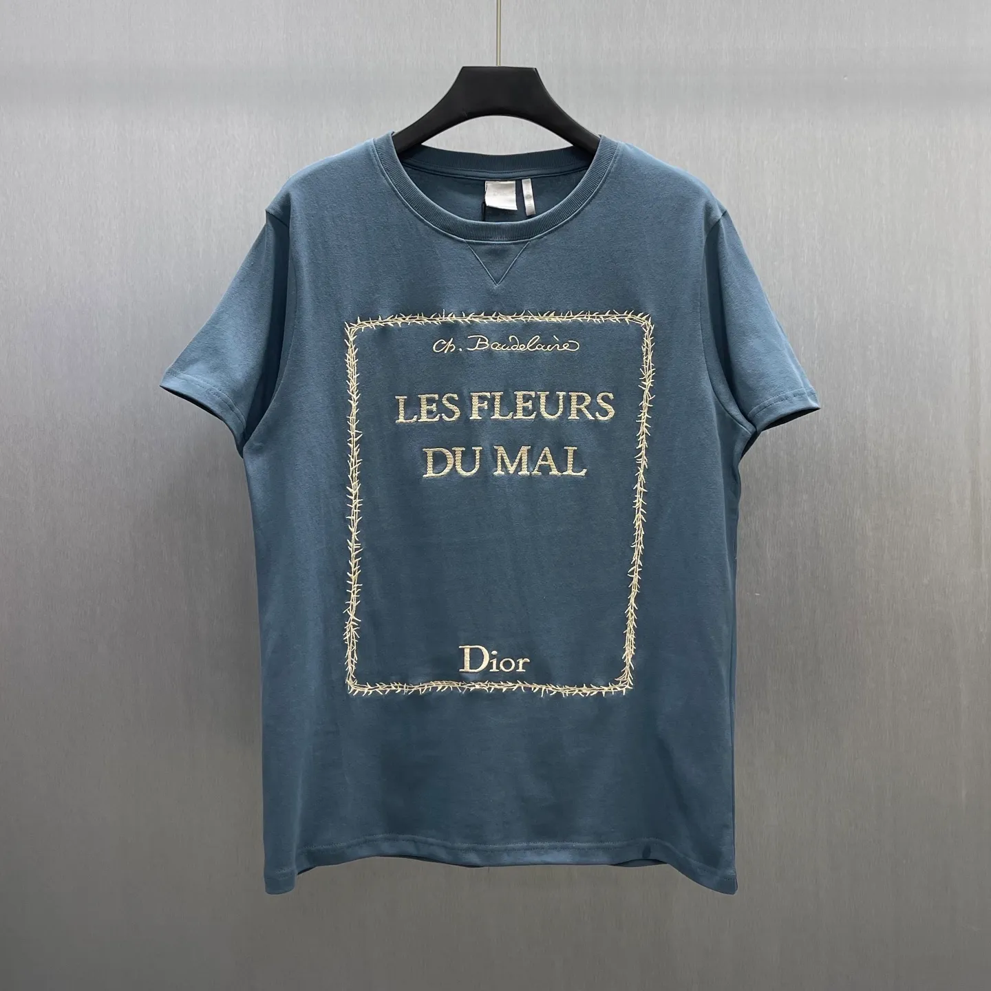 CD T Size : S-XL • (Jonathan Anderson) Classic ， - (Charles Baudelaire) 《 (Les Fleurs du Mal)》 ， 。 Blue White ， 。 ， Classic 。