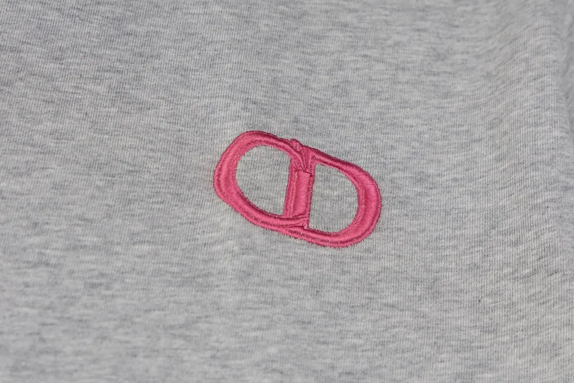 【 . Quality】 DIOR CD Classic T 32 100% ( ) 1x 1 ( ) 1:1 1:1 ( ) ：8815# ：White Black Blue Brown Gray Size：XS S M L