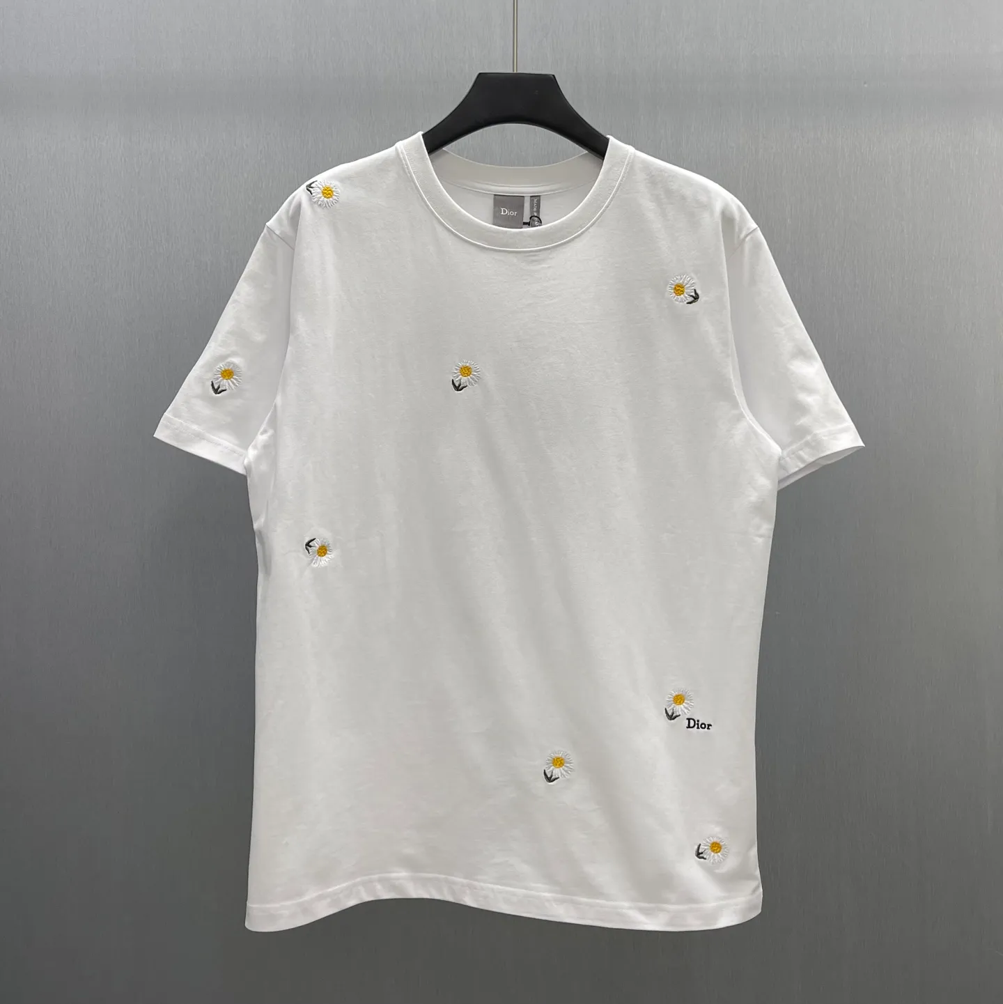 CD 🌼 T Size : S-XL T Series ， Dior 。 White ， 。 ， 。