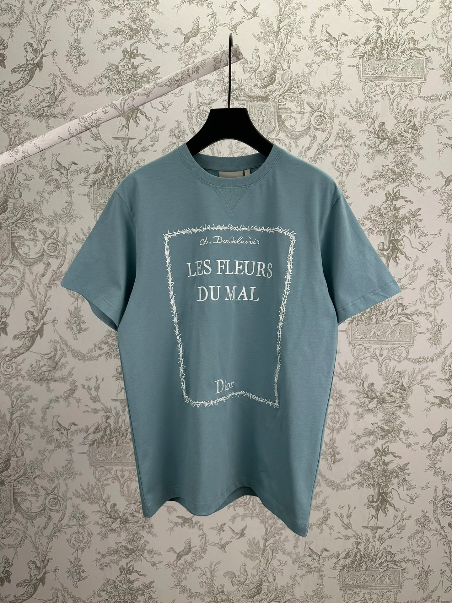 25ss New Arrival T Blue White Book Cover T · (Jonathan Anderson) Classic ， · (Charles Baudelaire) 《 (Les Fleurs du Mal)》 ， 。 Blue White ， 。 ， Classic 。 Sizes：S.M.L.XL.