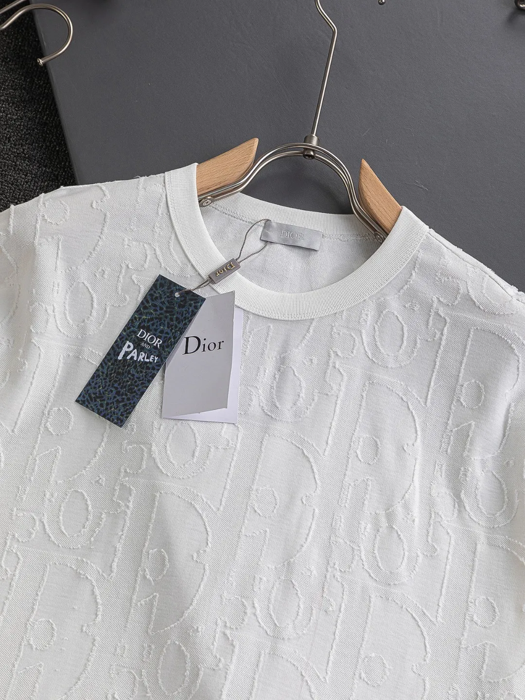 Dior CD S-Xl 25ss Classic Classic CD logo Same Style t ， ， Series， Logo Classic Obliave ， s ， ， obliqve ， v ， ， y …… ， ， Dior ！ ， ， ， Breathable ~ ！！ Same Style！ ：Black White Size：S-XL ： S： 55- 56- 71.5 M： 56.5- 58- 73 L： 58- 60- 74.5 XL: 59.5- 62- 76
