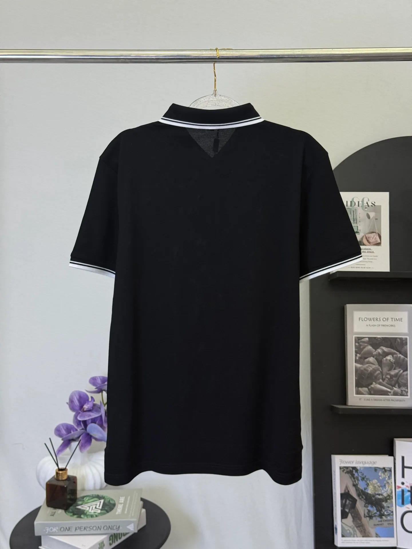 👄 EA 7 Black Bottom Slim Label Contrast Collar Polo Shirt Put Armani’s sports and leisure aesthetics into this neat black Polo. The exquisite EA embroidery logo on the chest, combined with contrasting stripe details on the collar and cuffs, is low-key yet energetic on a calm black background. It is a textured choice that can be used for daily commuting and leisure sports. We select high-count Breathable piqué cotton, which is draped and wrinkle-resistant. The upper body is refreshing and not sweaty. It fits a slightly loose version and is not flattering on your figure. It can easily create a neat, stylish and mature look. M-3XL