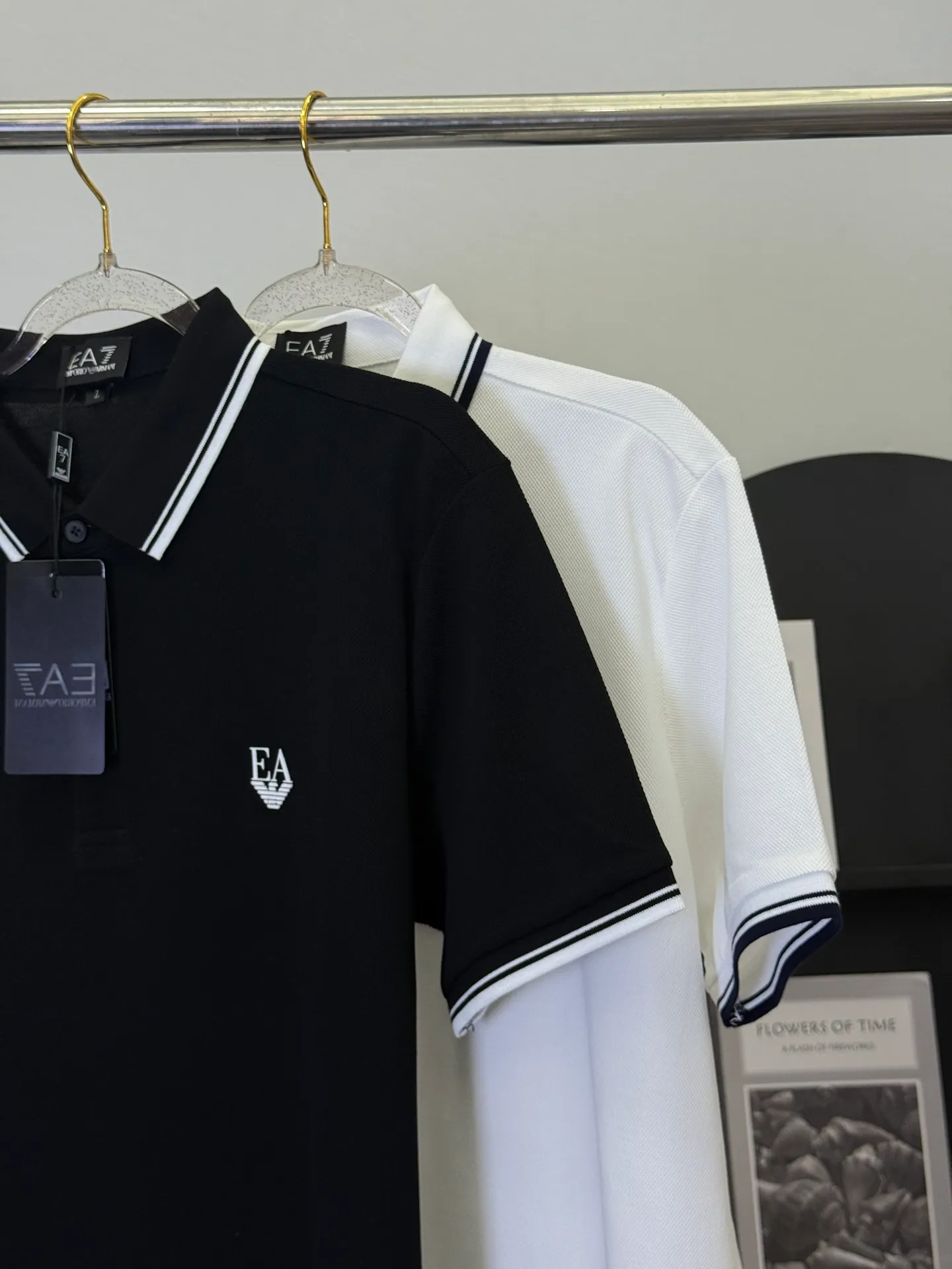 👄 EA 7 Black Bottom Slim Label Contrast Collar Polo Shirt Put Armani’s sports and leisure aesthetics into this neat black Polo. The exquisite EA embroidery logo on the chest, combined with contrasting stripe details on the collar and cuffs, is low-key yet energetic on a calm black background. It is a textured choice that can be used for daily commuting and leisure sports. We select high-count Breathable piqué cotton, which is draped and wrinkle-resistant. The upper body is refreshing and not sweaty. It fits a slightly loose version and is not flattering on your figure. It can easily create a neat, stylish and mature look. M-3XL