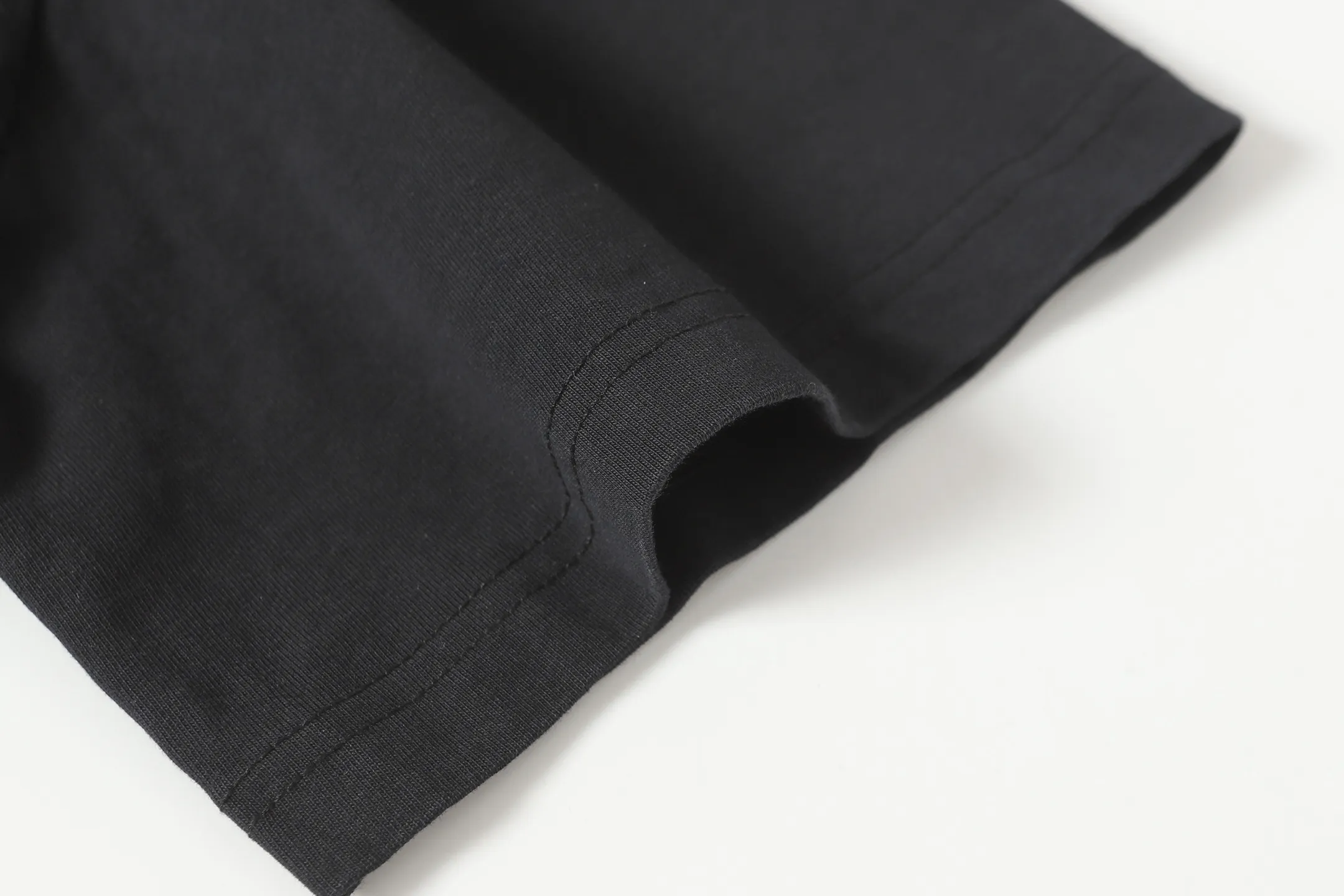 # In Stock Hellstar T （fabric):32 Sizes（size）：S-M L X L （colour）： Black（ ） 👉