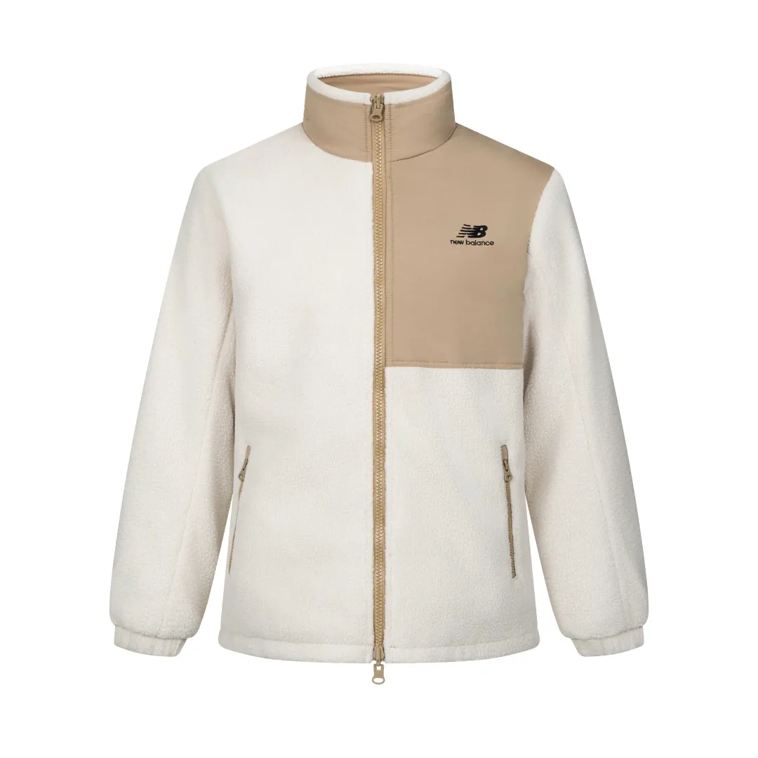 NB×JHI co-branded lamb wool reversible jacket. It comes from the original factory in Classic Black and Khaki colors. It is the most popular color scheme this year. It is a hard-to-find product with various broken codes. Classic lamb wool double-sided stand-collar jacket, stir-fried chicken Versatile. It is reversible. One side is made of this year's most popular lamb wool fabric. The front and rear woven splicing parts have LOGO prints. The embroidered LOGO on the lower part of the back is also very recognizable. The other side is made of customer-supplied woven fabric. There are also eye-catching logos on the chest and back. There is a stand-up collar with eye-catching co-branded embroidery logo on the right shoulder. It is warm and windproof. It has a loose version, three-dimensional tailoring, and the upper body effect is amazing! Same style for men and women, usually S for girls, if you like the oversize effect, you can choose a size up, a popular one! Everyone can buy it with confidence! Item No.: 89013 Color: Black White Size: S-3XL