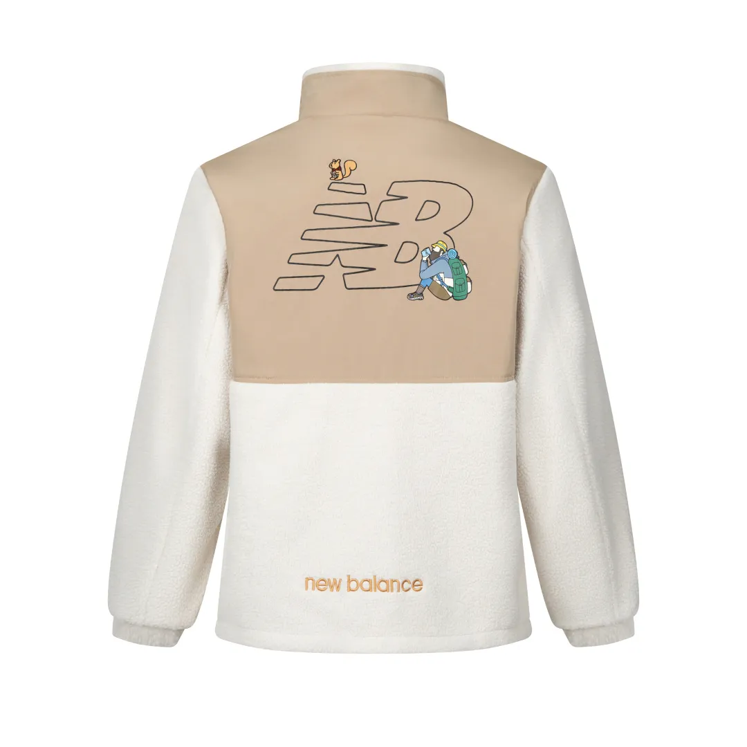 NB×JHI co-branded lamb wool reversible jacket. It comes from the original factory in Classic Black and Khaki colors. It is the most popular color scheme this year. It is a hard-to-find product with various broken codes. Classic lamb wool double-sided stand-collar jacket, stir-fried chicken Versatile. It is reversible. One side is made of this year's most popular lamb wool fabric. The front and rear woven splicing parts have LOGO prints. The embroidered LOGO on the lower part of the back is also very recognizable. The other side is made of customer-supplied woven fabric. There are also eye-catching logos on the chest and back. There is a stand-up collar with eye-catching co-branded embroidery logo on the right shoulder. It is warm and windproof. It has a loose version, three-dimensional tailoring, and the upper body effect is amazing! Same style for men and women, usually S for girls, if you like the oversize effect, you can choose a size up, a popular one! Everyone can buy it with confidence! Item No.: 89013 Color: Black White Size: S-3XL