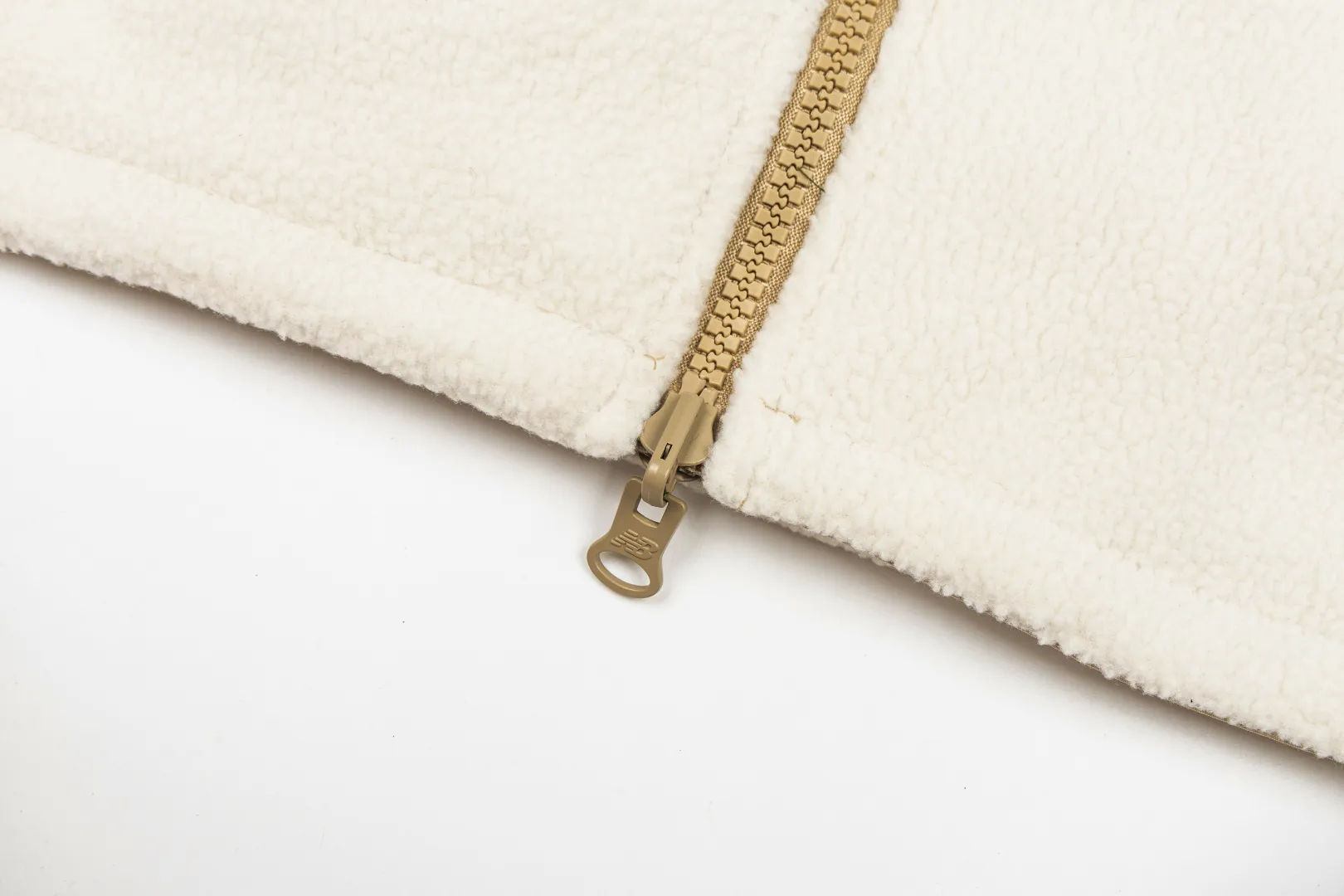 NB×JHI co-branded lamb wool reversible jacket. It comes from the original factory in Classic Black and Khaki colors. It is the most popular color scheme this year. It is a hard-to-find product with various broken codes. Classic lamb wool double-sided stand-collar jacket, stir-fried chicken Versatile. It is reversible. One side is made of this year's most popular lamb wool fabric. The front and rear woven splicing parts have LOGO prints. The embroidered LOGO on the lower part of the back is also very recognizable. The other side is made of customer-supplied woven fabric. There are also eye-catching logos on the chest and back. There is a stand-up collar with eye-catching co-branded embroidery logo on the right shoulder. It is warm and windproof. It has a loose version, three-dimensional tailoring, and the upper body effect is amazing! Same style for men and women, usually S for girls, if you like the oversize effect, you can choose a size up, a popular one! Everyone can buy it with confidence! Item No.: 89013 Color: Black White Size: S-3XL
