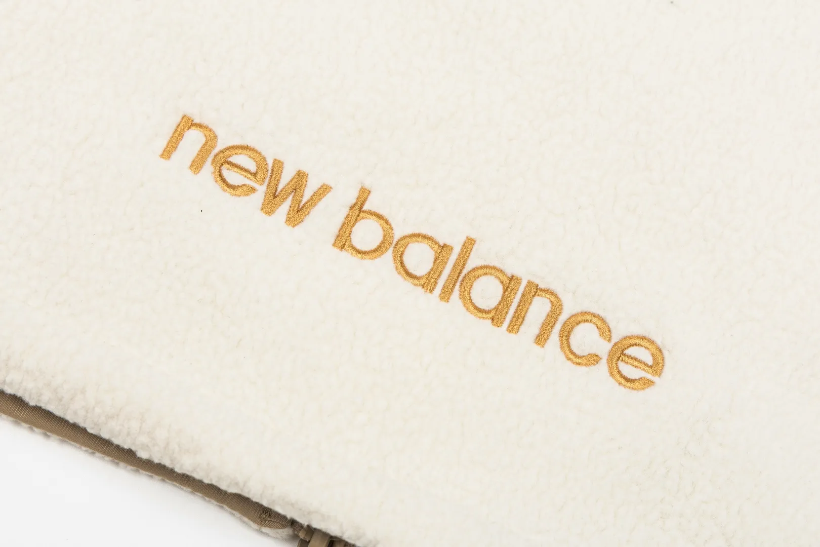 NB×JHI co-branded lamb wool reversible jacket. It comes from the original factory in Classic Black and Khaki colors. It is the most popular color scheme this year. It is a hard-to-find product with various broken codes. Classic lamb wool double-sided stand-collar jacket, stir-fried chicken Versatile. It is reversible. One side is made of this year's most popular lamb wool fabric. The front and rear woven splicing parts have LOGO prints. The embroidered LOGO on the lower part of the back is also very recognizable. The other side is made of customer-supplied woven fabric. There are also eye-catching logos on the chest and back. There is a stand-up collar with eye-catching co-branded embroidery logo on the right shoulder. It is warm and windproof. It has a loose version, three-dimensional tailoring, and the upper body effect is amazing! Same style for men and women, usually S for girls, if you like the oversize effect, you can choose a size up, a popular one! Everyone can buy it with confidence! Item No.: 89013 Color: Black White Size: S-3XL