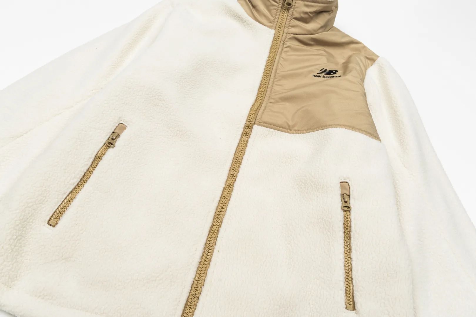 NB×JHI co-branded lamb wool reversible jacket. It comes from the original factory in Classic Black and Khaki colors. It is the most popular color scheme this year. It is a hard-to-find product with various broken codes. Classic lamb wool double-sided stand-collar jacket, stir-fried chicken Versatile. It is reversible. One side is made of this year's most popular lamb wool fabric. The front and rear woven splicing parts have LOGO prints. The embroidered LOGO on the lower part of the back is also very recognizable. The other side is made of customer-supplied woven fabric. There are also eye-catching logos on the chest and back. There is a stand-up collar with eye-catching co-branded embroidery logo on the right shoulder. It is warm and windproof. It has a loose version, three-dimensional tailoring, and the upper body effect is amazing! Same style for men and women, usually S for girls, if you like the oversize effect, you can choose a size up, a popular one! Everyone can buy it with confidence! Item No.: 89013 Color: Black White Size: S-3XL
