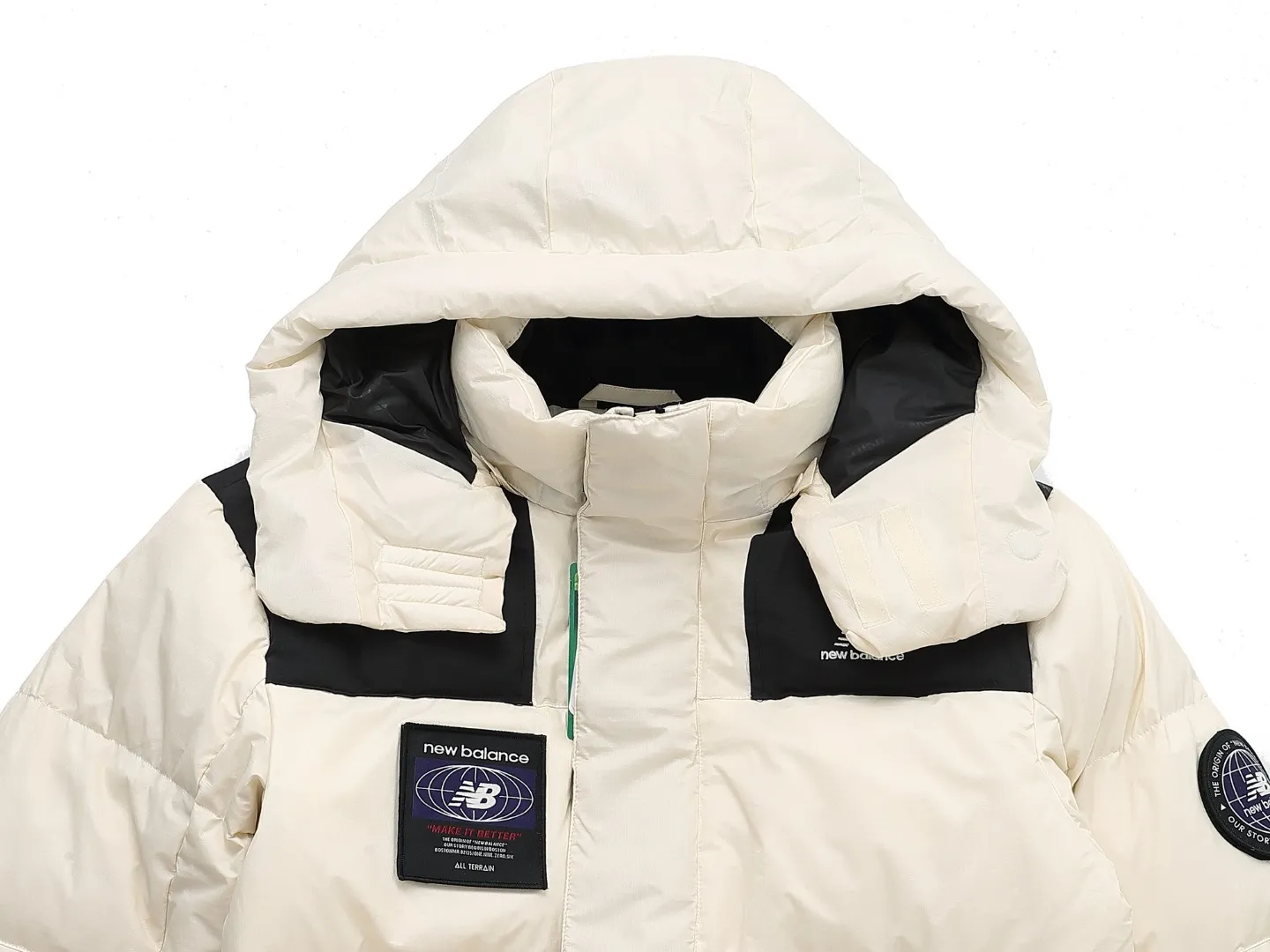 Top version Color: Beige sizi: See the last picture New Balance/New Balance Velcro Medal Couple Down Jacket Xiaohongshu Hot Sale! Counter synchronization, the highest version on the market! ! Cabinet version 💰 Feel free to compare the real shot details! The Classic Versatile model has a loose and slim upper body, premium fabrics, detachable badges on the hood and sleeves, and custom zipper molding, with perfectly reproduced details! The interior is designed with a double-layer anti-down liner, filled with white duck down, and 350g of down. It is very fluffy, and the most important thing is that it has strong warmth retention. It can be used in the north and south without stress in the winter! The cuffs have NB 3m reflective logo, all the small details are 1:1, and are extremely warm. It is suitable for men and women. Highly recommended🔥