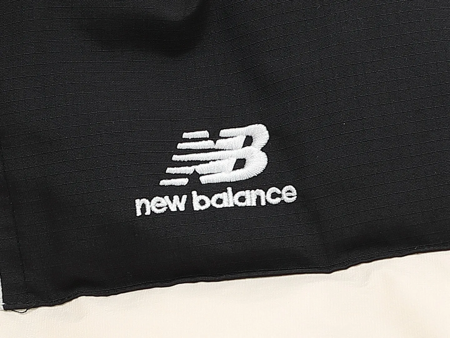Top version Color: Beige sizi: See the last picture New Balance/New Balance Velcro Medal Couple Down Jacket Xiaohongshu Hot Sale! Counter synchronization, the highest version on the market! ! Cabinet version 💰 Feel free to compare the real shot details! The Classic Versatile model has a loose and slim upper body, premium fabrics, detachable badges on the hood and sleeves, and custom zipper molding, with perfectly reproduced details! The interior is designed with a double-layer anti-down liner, filled with white duck down, and 350g of down. It is very fluffy, and the most important thing is that it has strong warmth retention. It can be used in the north and south without stress in the winter! The cuffs have NB 3m reflective logo, all the small details are 1:1, and are extremely warm. It is suitable for men and women. Highly recommended🔥