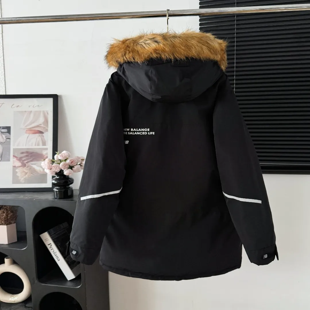 💰P390 Style number: Y 199 NEW BALANCENB mid-length four-pocket large fur collar workwear down jacket Synchronous star Same Style down jacket catwalk model top quality special NB down jacket fabric original zipper mold customization heavyweight three-dimensional slim fit tailoring, the upper body effect of this down jacket is perfect. This down jacket uses a double-layer anti-down liner design, white duck down filling, high fluffy fabric plus R coating process, full coverage, waterproof, windproof, anti-fouling and anti-static. The most important thing is strong warmth, keeping you and your family warm all winter. Men and women Same Style SIZE: XS S M L XL XXL Color: Black White