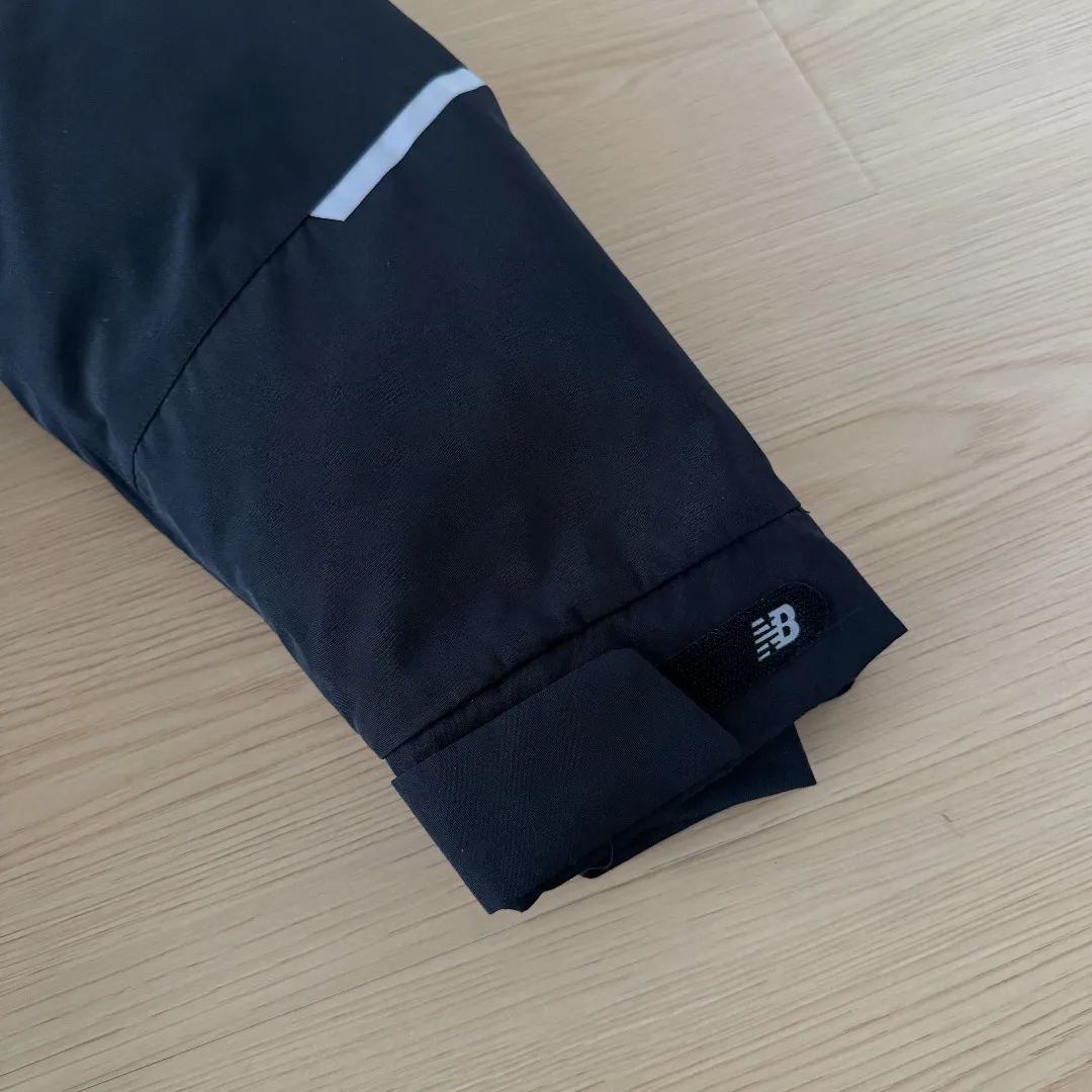 💰P390 Style number: Y 199 NEW BALANCENB mid-length four-pocket large fur collar workwear down jacket Synchronous star Same Style down jacket catwalk model top quality special NB down jacket fabric original zipper mold customization heavyweight three-dimensional slim fit tailoring, the upper body effect of this down jacket is perfect. This down jacket uses a double-layer anti-down liner design, white duck down filling, high fluffy fabric plus R coating process, full coverage, waterproof, windproof, anti-fouling and anti-static. The most important thing is strong warmth, keeping you and your family warm all winter. Men and women Same Style SIZE: XS S M L XL XXL Color: Black White