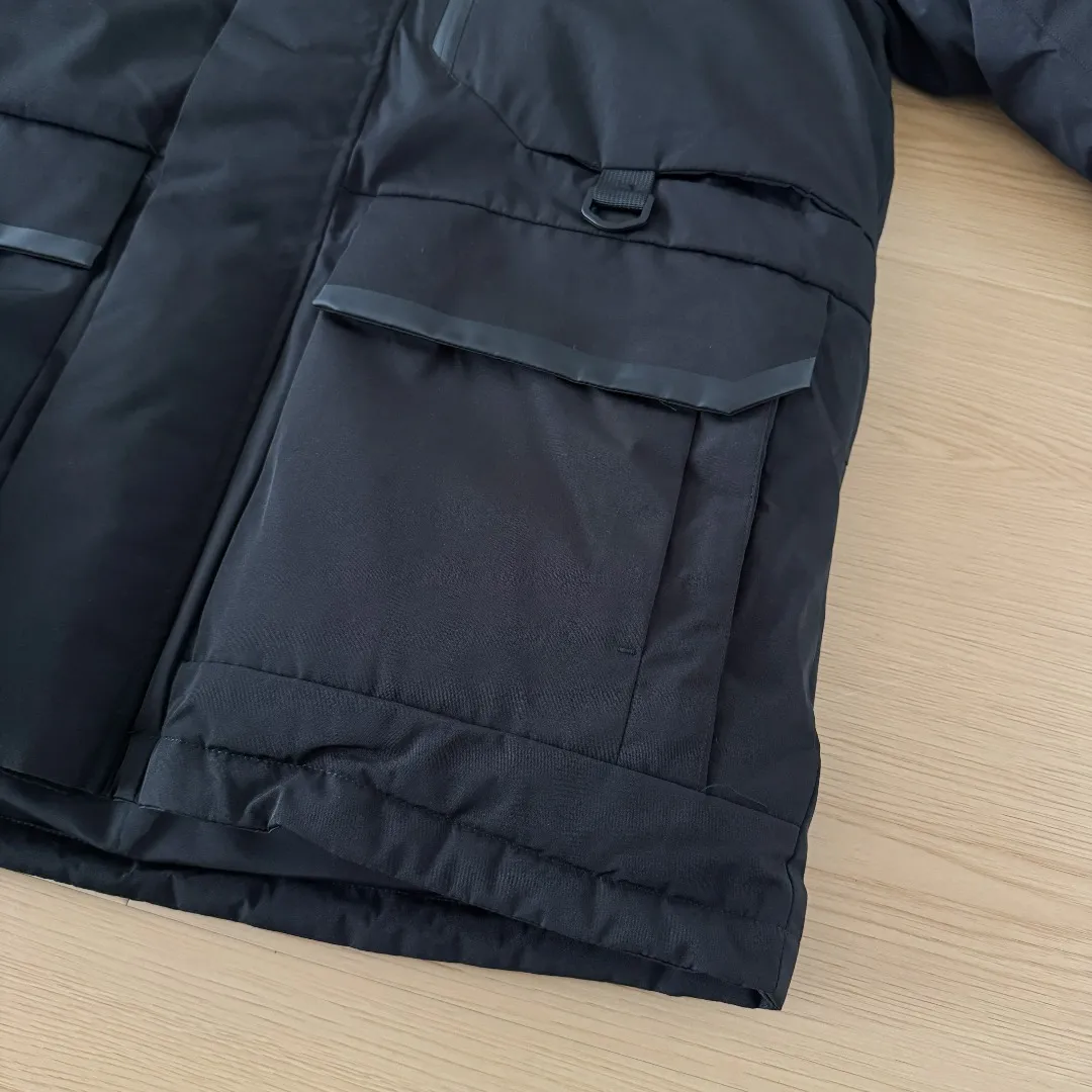💰P390 Style number: Y 199 NEW BALANCENB mid-length four-pocket large fur collar workwear down jacket Synchronous star Same Style down jacket catwalk model top quality special NB down jacket fabric original zipper mold customization heavyweight three-dimensional slim fit tailoring, the upper body effect of this down jacket is perfect. This down jacket uses a double-layer anti-down liner design, white duck down filling, high fluffy fabric plus R coating process, full coverage, waterproof, windproof, anti-fouling and anti-static. The most important thing is strong warmth, keeping you and your family warm all winter. Men and women Same Style SIZE: XS S M L XL XXL Color: Black White