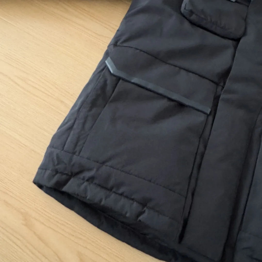 💰P390 Style number: Y 199 NEW BALANCENB mid-length four-pocket large fur collar workwear down jacket Synchronous star Same Style down jacket catwalk model top quality special NB down jacket fabric original zipper mold customization heavyweight three-dimensional slim fit tailoring, the upper body effect of this down jacket is perfect. This down jacket uses a double-layer anti-down liner design, white duck down filling, high fluffy fabric plus R coating process, full coverage, waterproof, windproof, anti-fouling and anti-static. The most important thing is strong warmth, keeping you and your family warm all winter. Men and women Same Style SIZE: XS S M L XL XXL Color: Black White