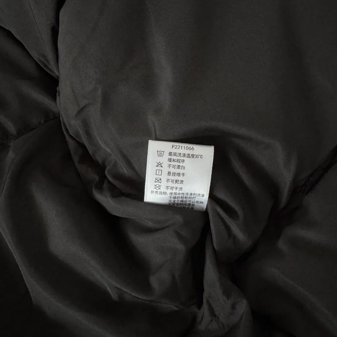💰P390 Style number: Y 199 NEW BALANCENB mid-length four-pocket large fur collar workwear down jacket Synchronous star Same Style down jacket catwalk model top quality special NB down jacket fabric original zipper mold customization heavyweight three-dimensional slim fit tailoring, the upper body effect of this down jacket is perfect. This down jacket uses a double-layer anti-down liner design, white duck down filling, high fluffy fabric plus R coating process, full coverage, waterproof, windproof, anti-fouling and anti-static. The most important thing is strong warmth, keeping you and your family warm all winter. Men and women Same Style SIZE: XS S M L XL XXL Color: Black White
