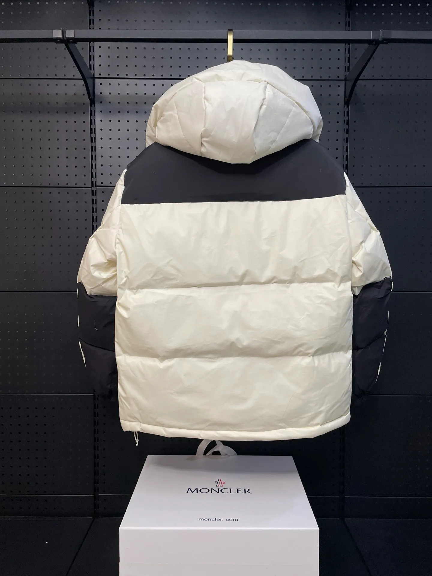 𝗡𝗲𝘄 𝗕𝗮𝗹𝗮𝗻𝗰𝗲｜ NB New Balance Badge Velcro Hooded Style/Down Jacket The top original replica version refers to the highest version in China (there is no one) 1⃣️ The imported barudan/Behringer embroidery machine is customized with 10,000-needle electric embroidery. It uses imported No. 7 needles and imported embroidery thread to ensure that each word is full, three-dimensional and clear. It can be called the most expensive embroidery label! 2⃣️It is filled with national standard 80 white duck down, which has better thermal insulation performance. It is not lightweight and has good fluff recovery after compression! 3⃣️Original custom-made 40D four-level waterproof fabric, exclusively using the same single-layer fabric method as the original. The use of single-layer fabric has tested that the fabric and down must meet the standards to prevent velvet running, and ensure the feel and bulk. The interior is made of nylon double-layer sealing design, which will not cause any velvet running. The adjustable hem with built-in drawstring buckle can prevent wind and cold! 4⃣️The zippers are customized from the original factory, with clear engravings and perfect and smooth texture. Without bragging, there is almost no one that can do better than us! Make an original product with care, so that every customer has the confidence to introduce it to his customers: This is the top replica version in China. Good products do not need too many soft articles to set off, only junk products will boast: Original ZP uses thousands of words to impress consumers! Size：XS-XXL